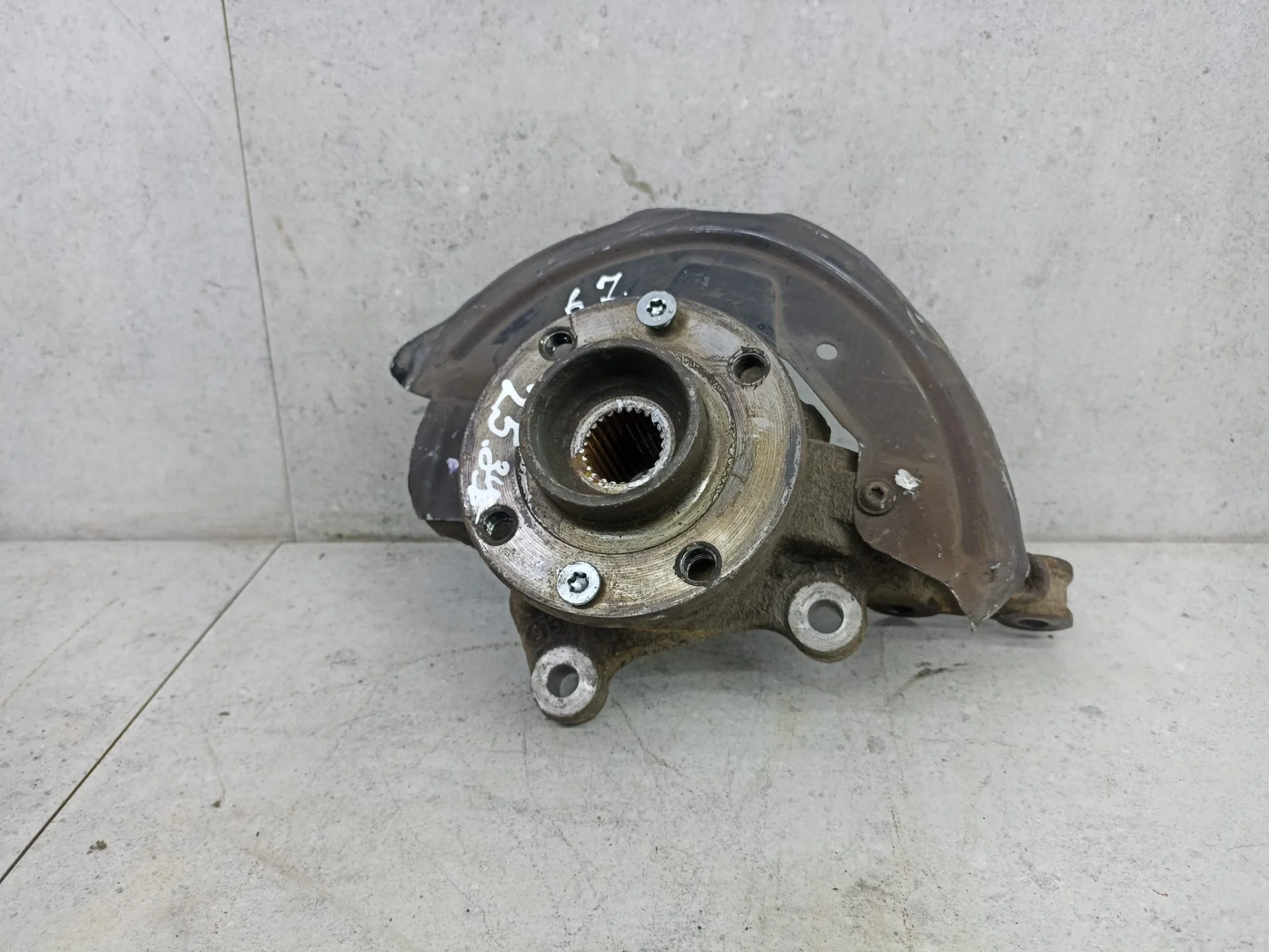 Кулак передний правый Dacia Sandero 2 2015