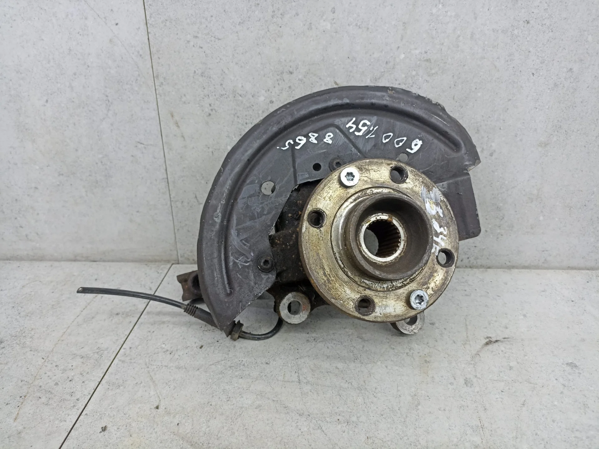 Кулак передний левый Dacia Sandero 2 2015