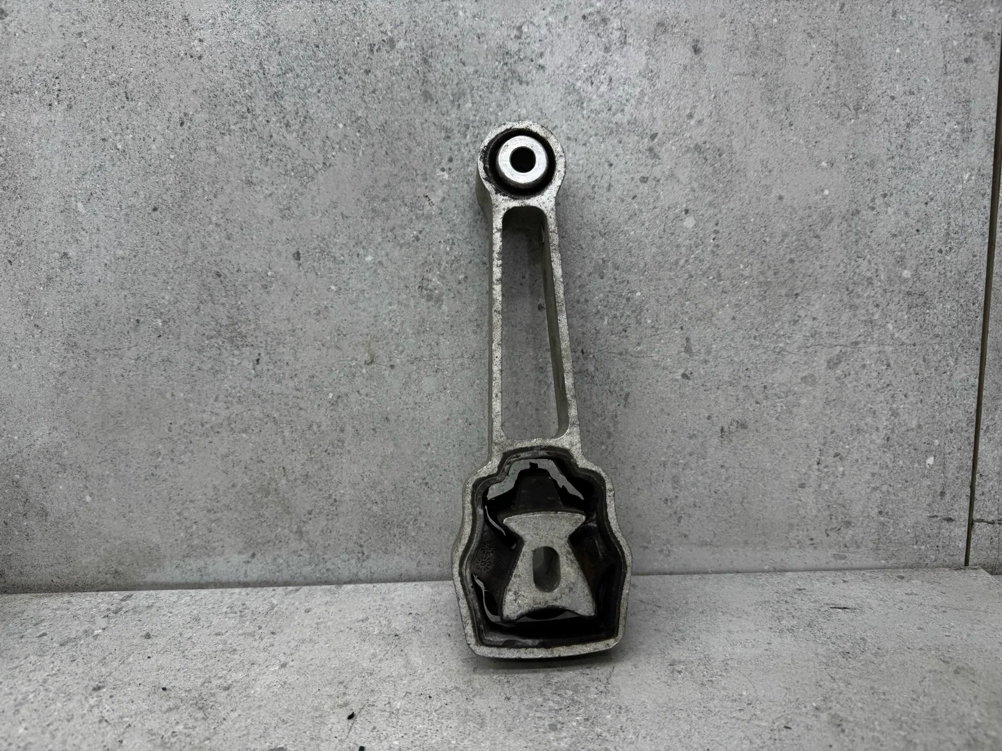 Подушка крепления двигателя правая Land Rover 2