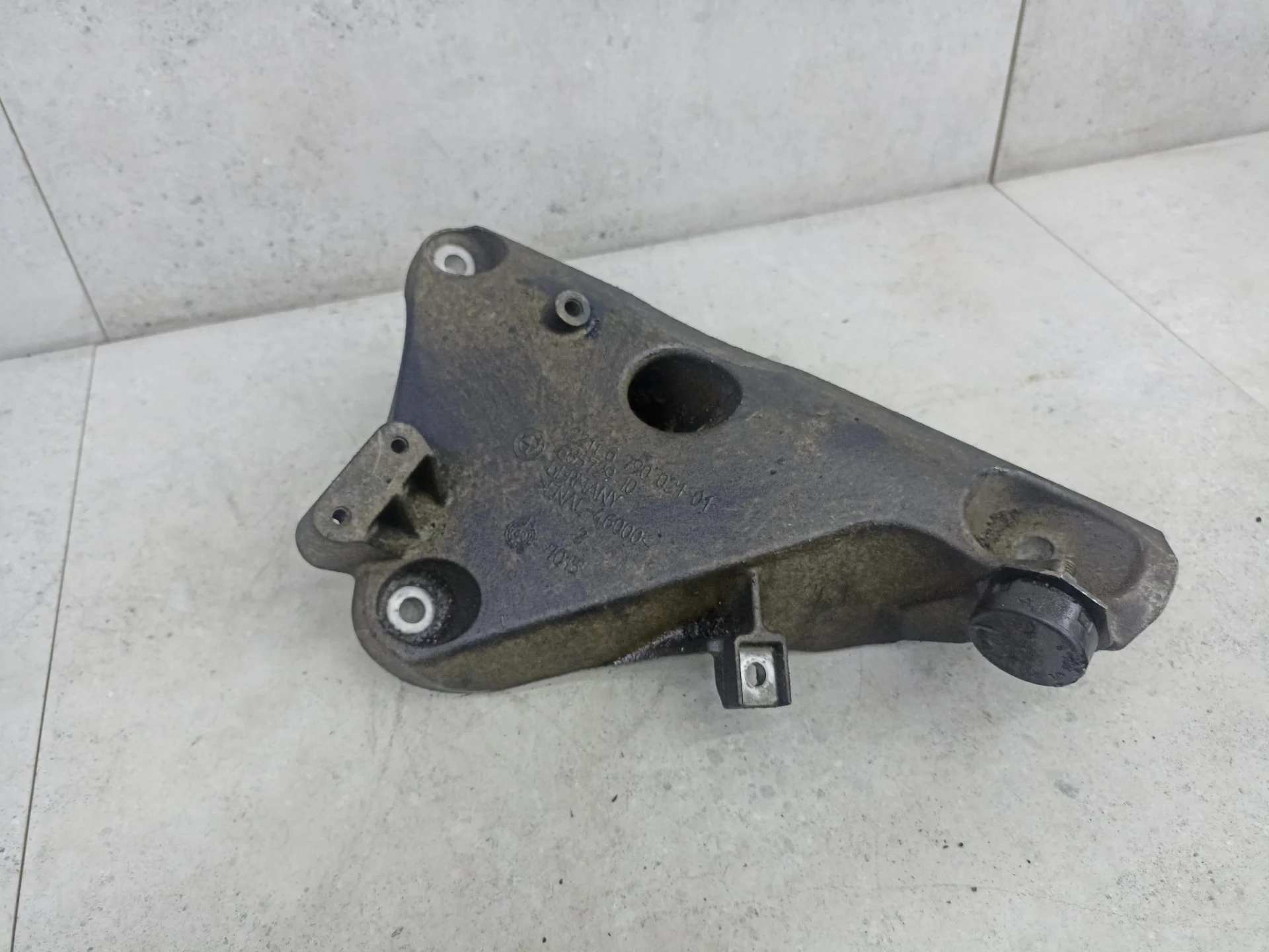 Кронштейн двигателя левый BMW X5 E70 рест. 2010