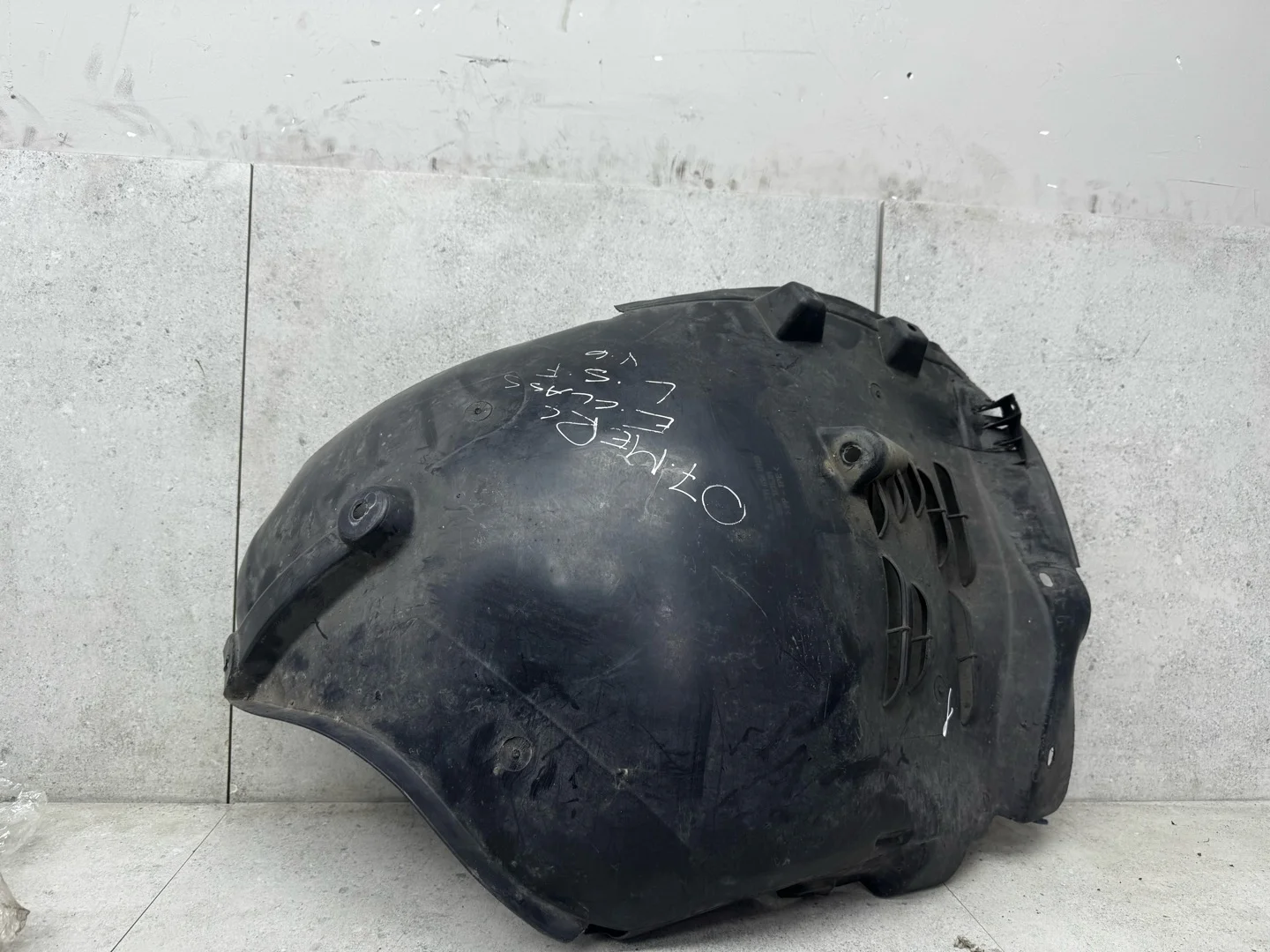 Подкрылок передний левый Mercedes-Benz E W211