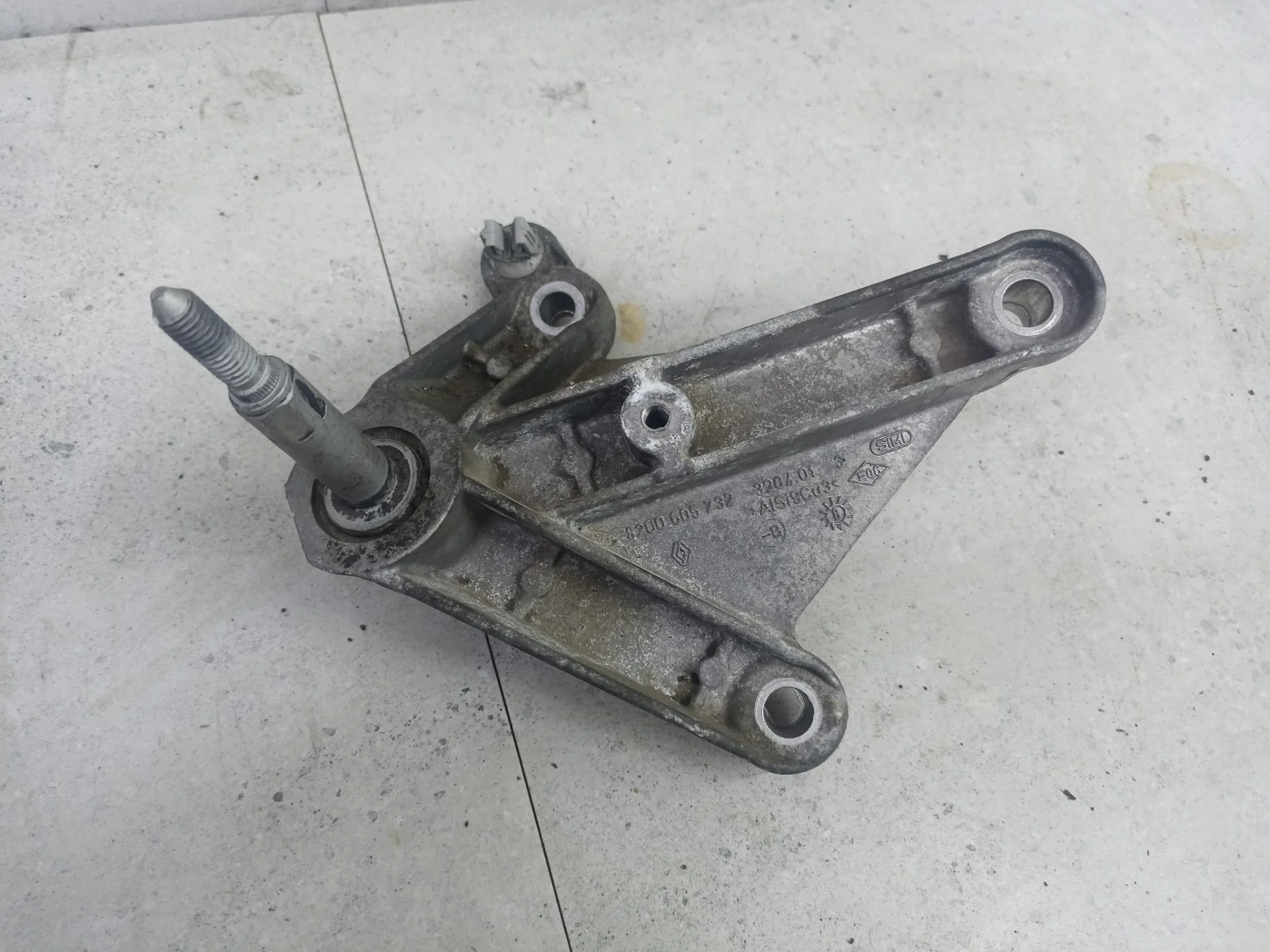 Кронштейн двигателя левый Renault Duster 2011