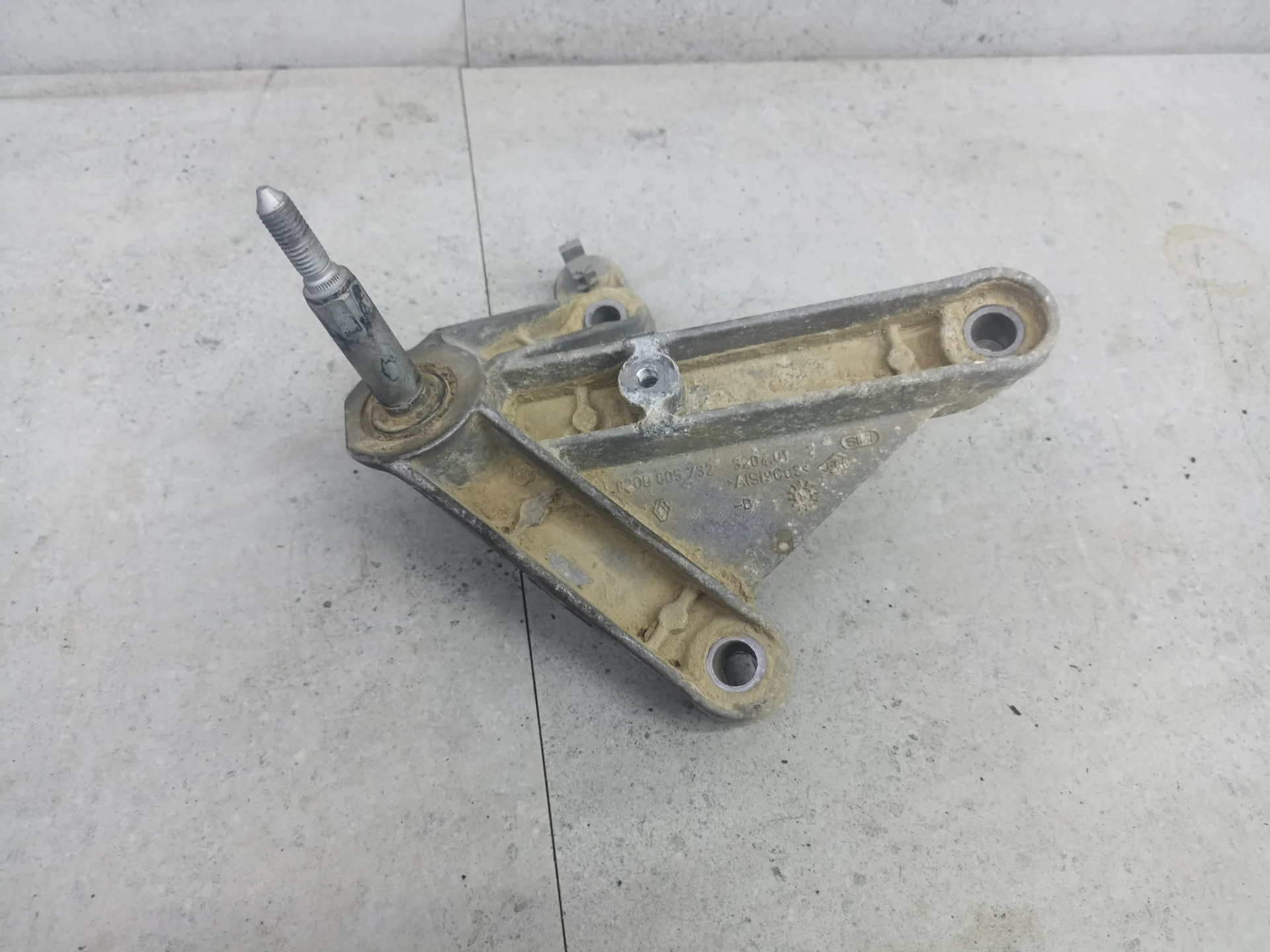 Кронштейн двигателя левый Dacia Logan 2008