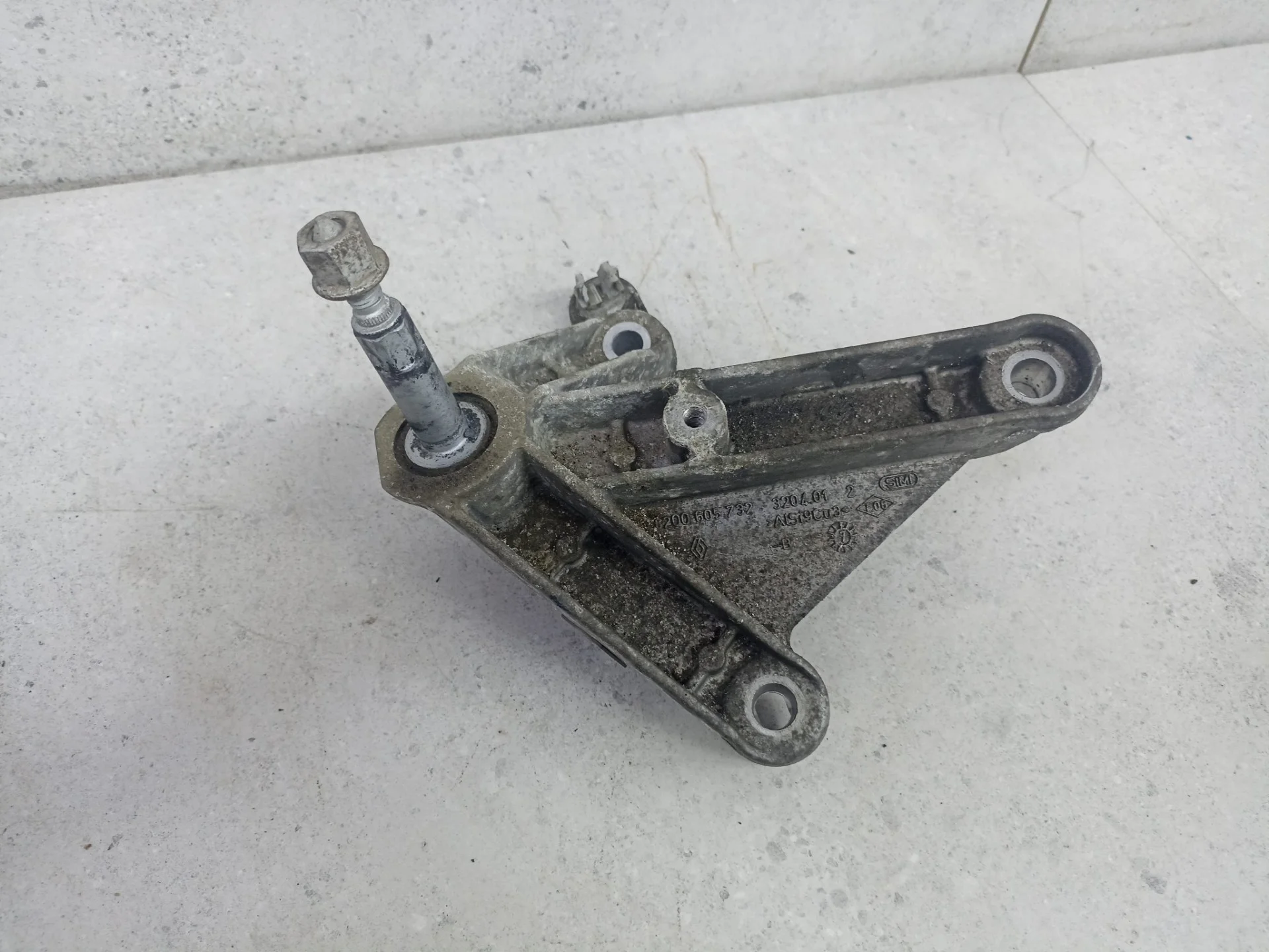 Кронштейн двигателя левый Dacia Logan 2008