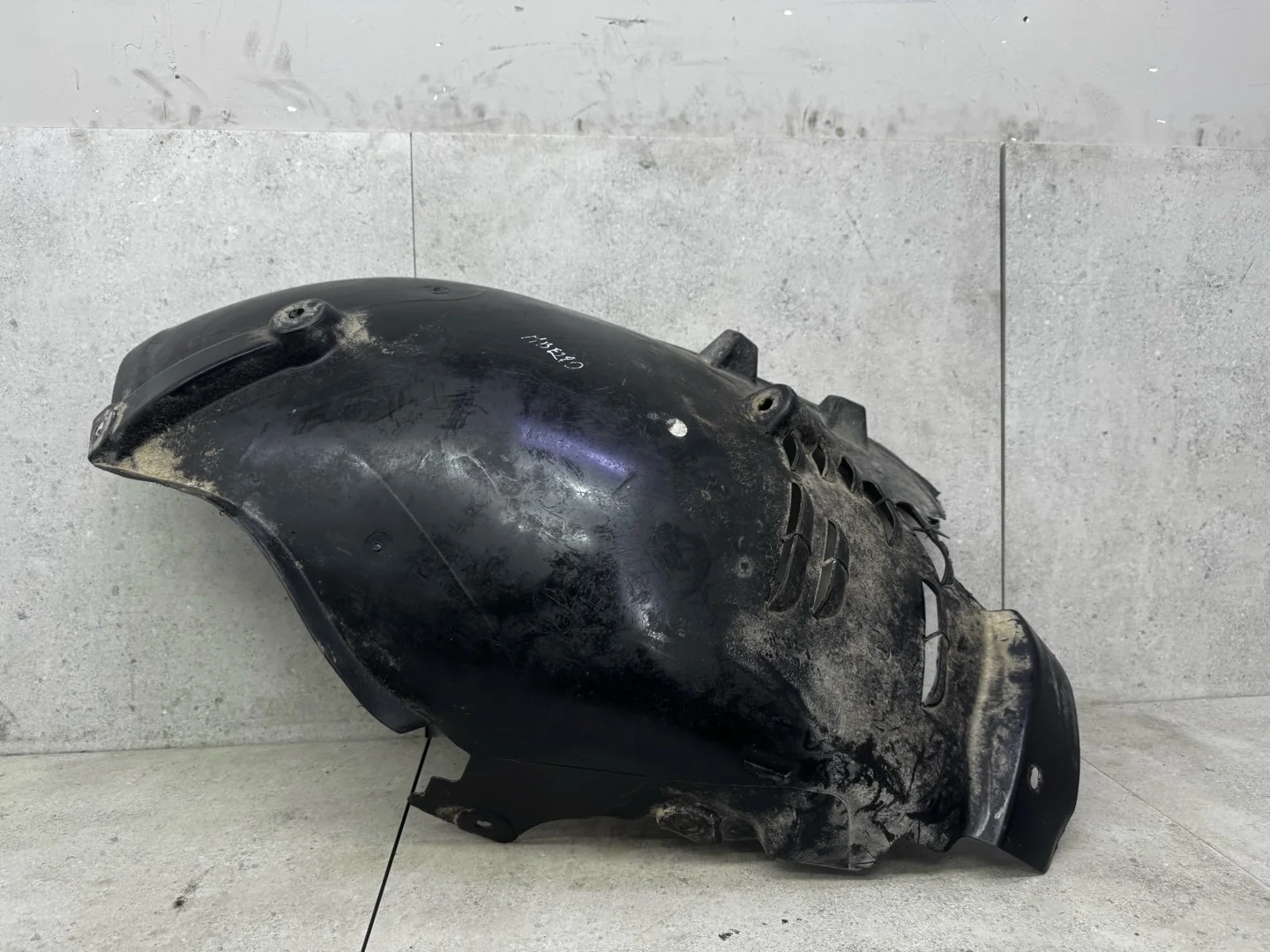 Передняя часть подкрылка переднего левого