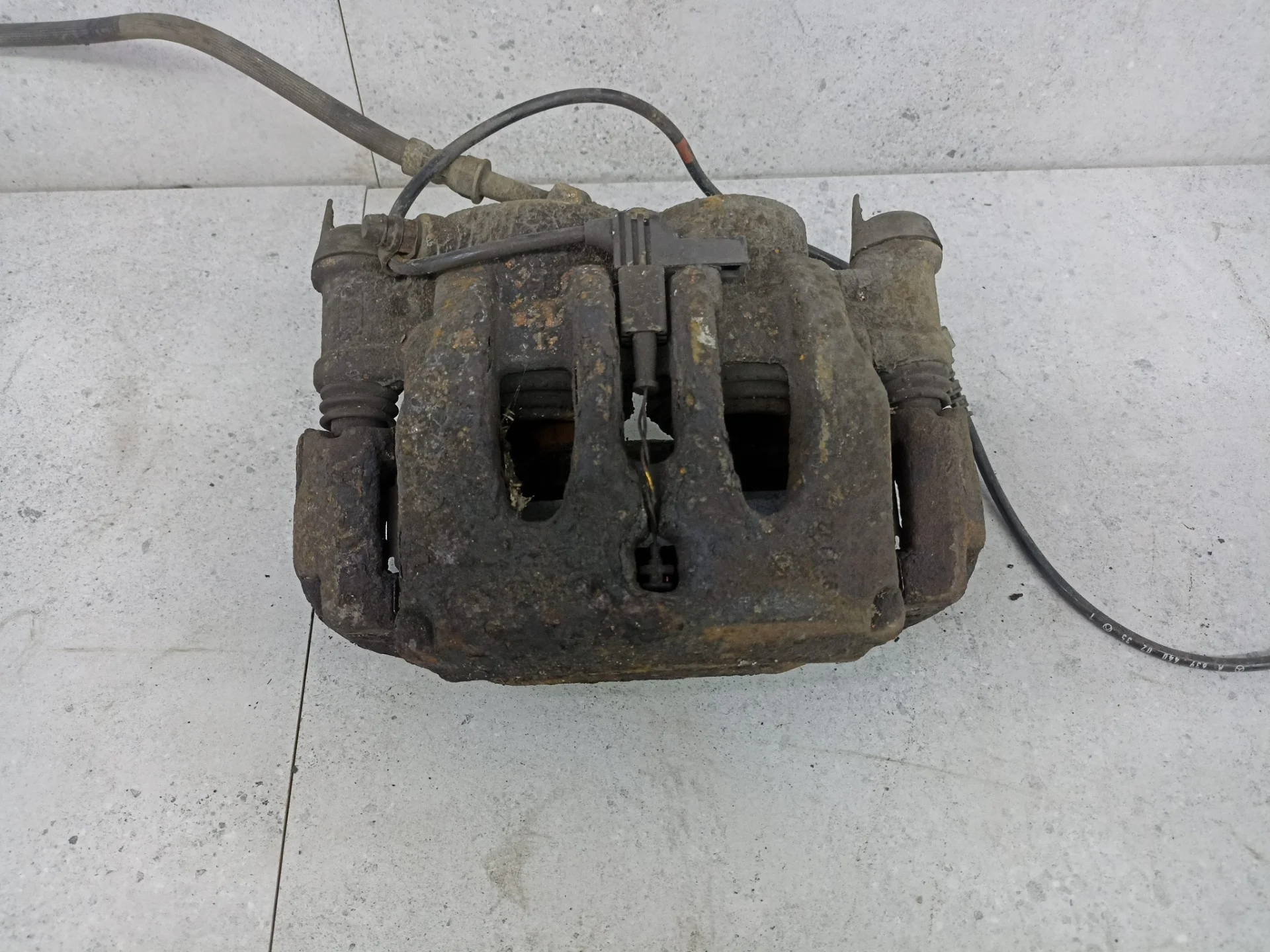 Суппорт тормозной передний левый Mercedes-Benz