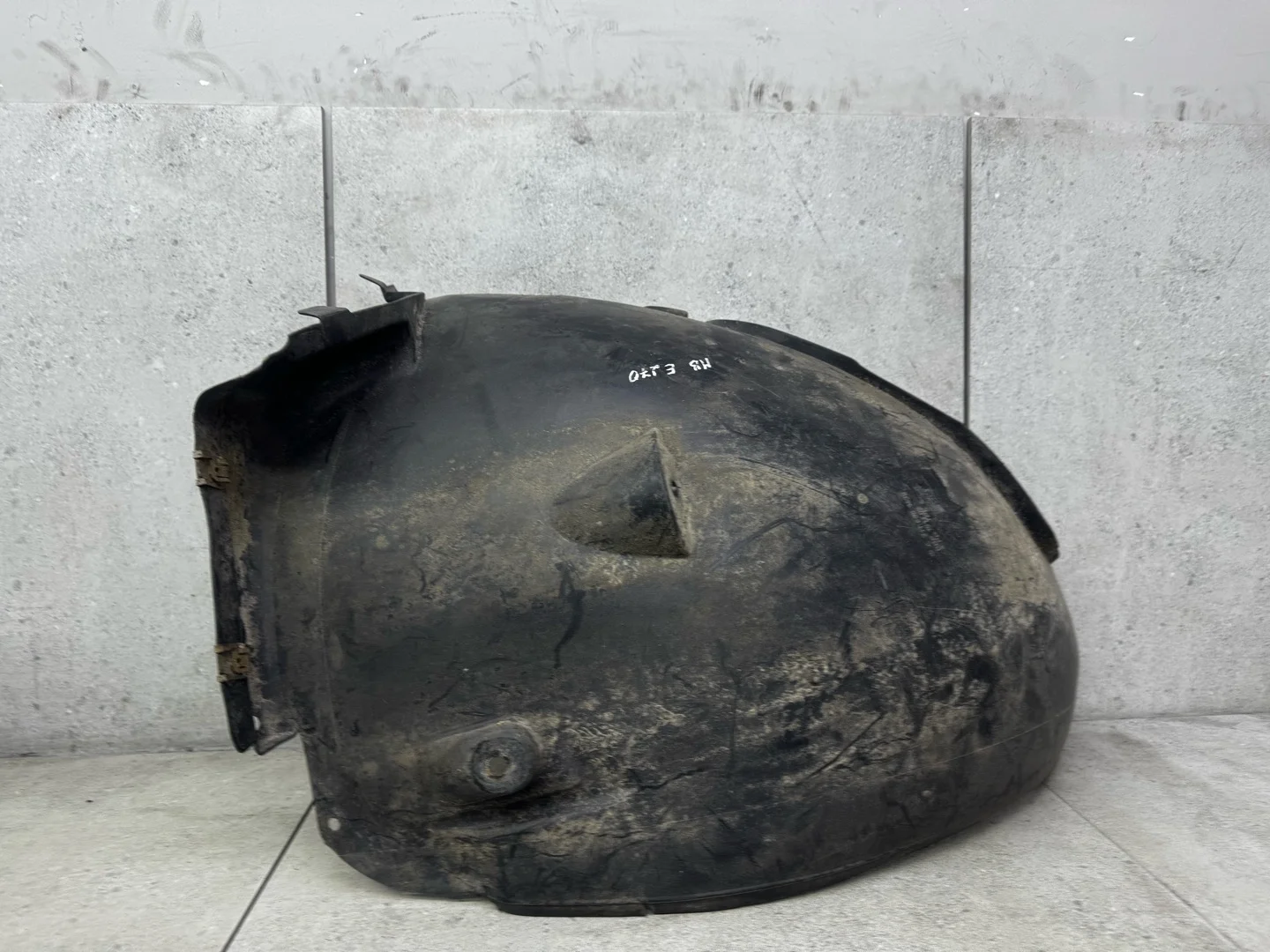 Подкрылок передний правый Mercedes-Benz E W211