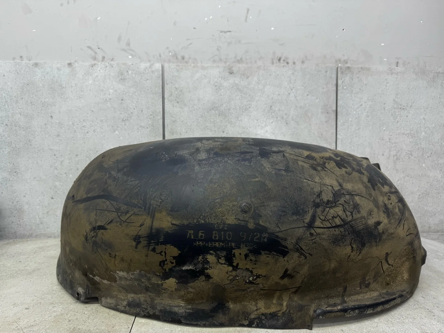 Подкрылок задний правый Volkswagen Touareg рест.