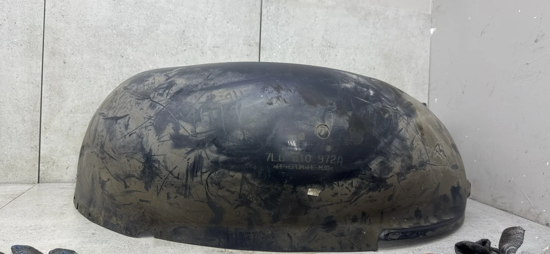 Подкрылок задний правый Volkswagen Touareg 2007