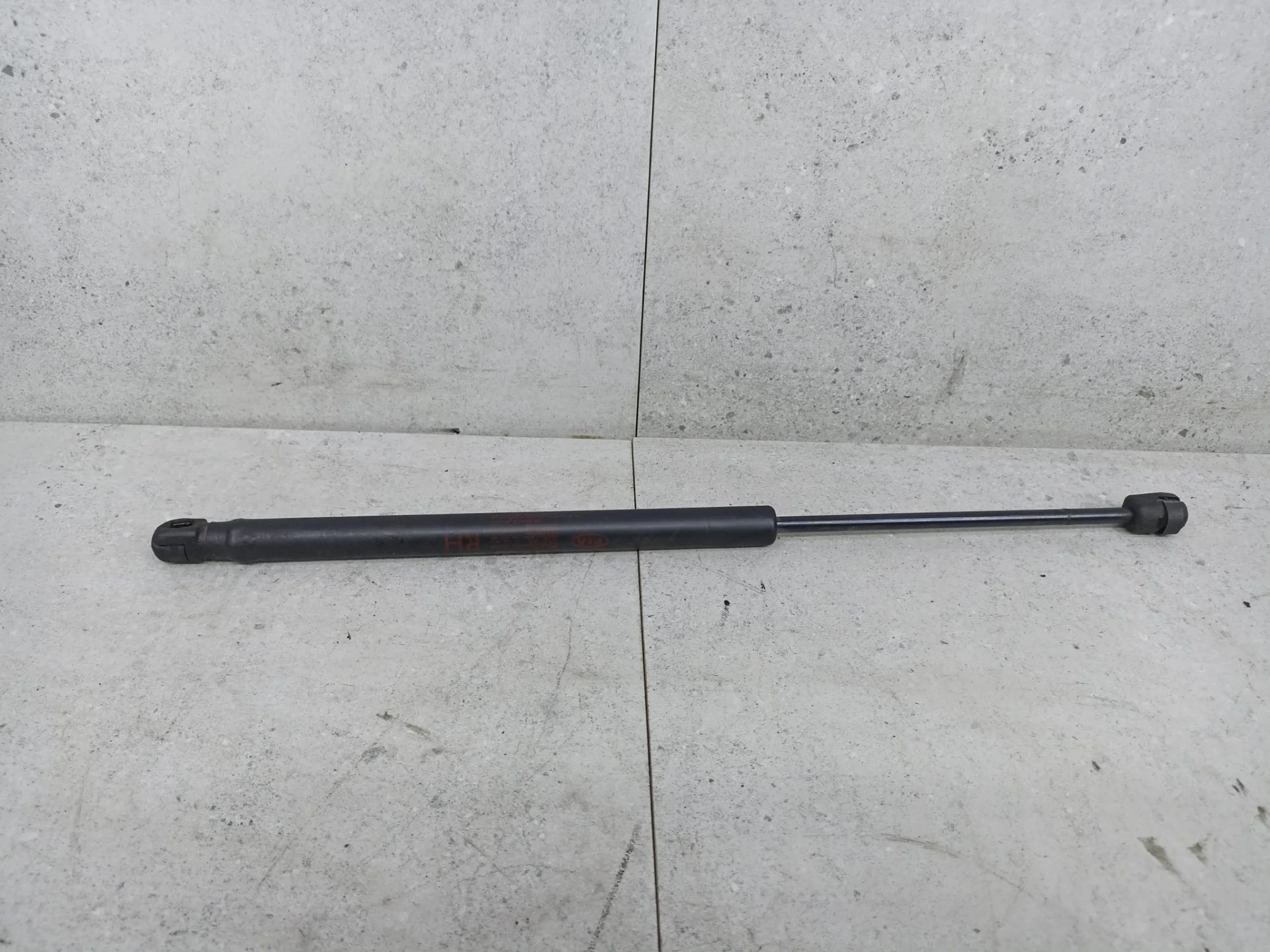 Амортизатор капота правый Kia Sorento 2 2010