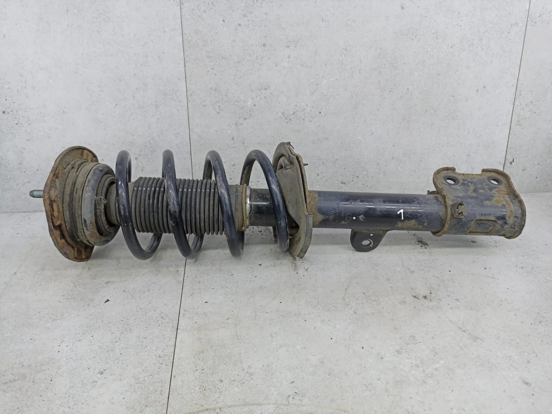 Амортизатор передний левый Kia Sorento 2 2010