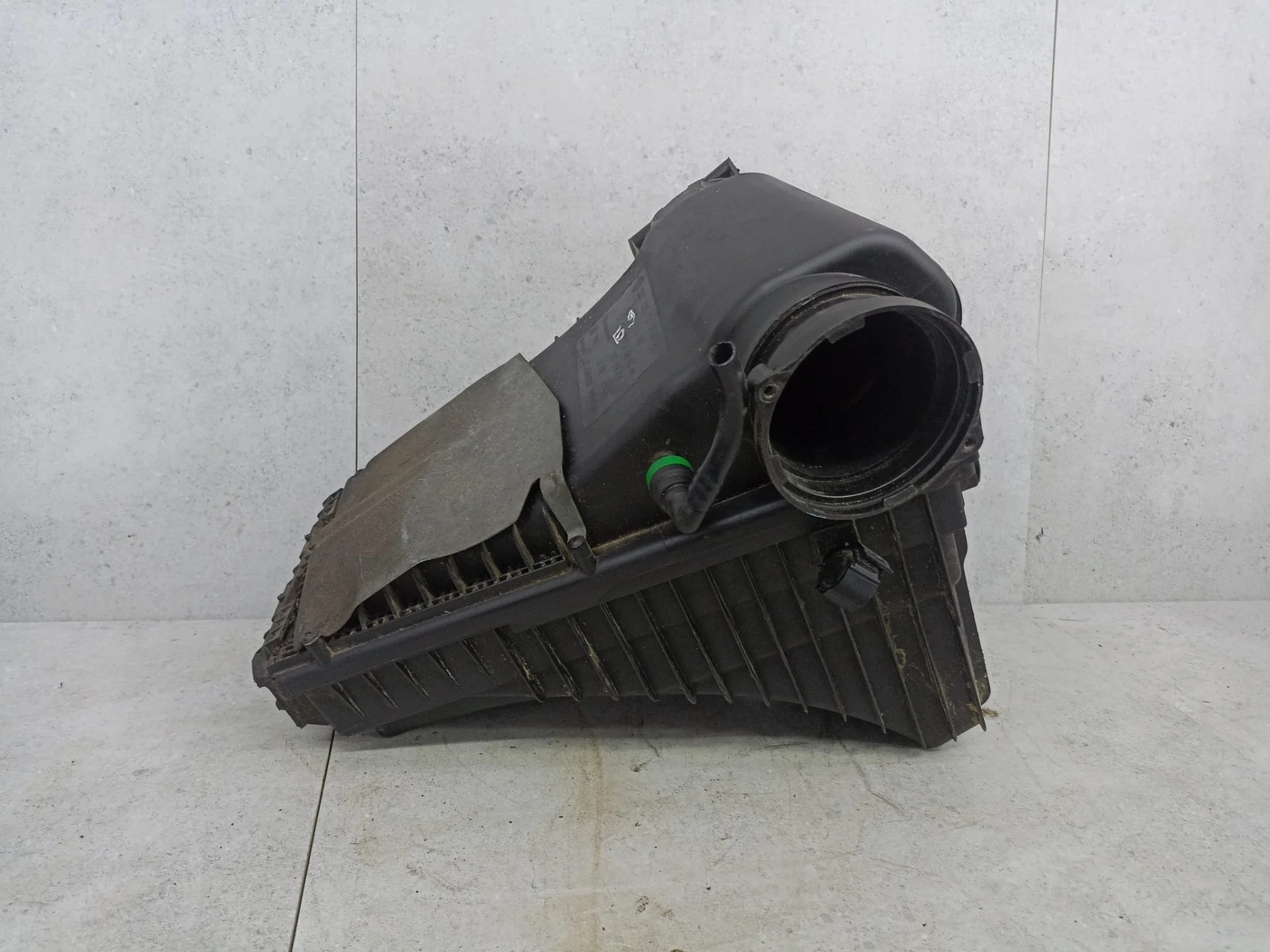 Корпус воздушногo фильтра Audi Q7 4L (2005 - 2009)