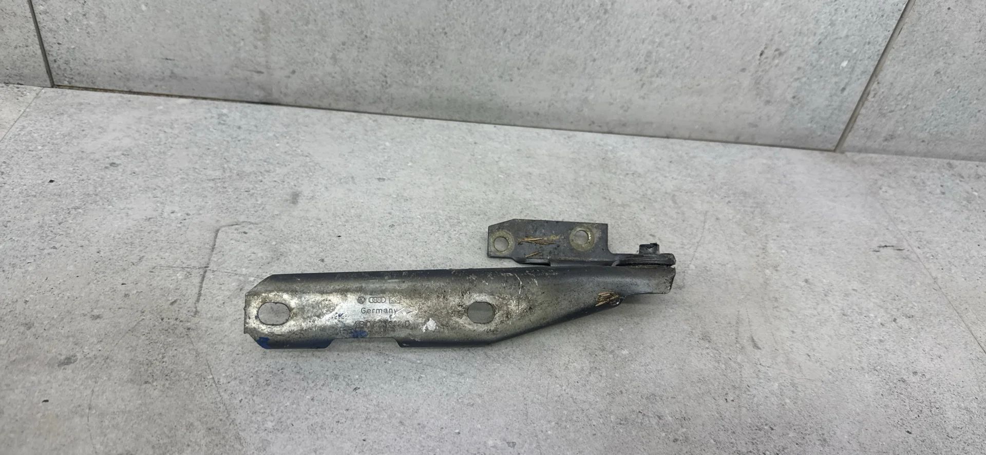 Петля капота правая Audi A6 C5 рест. 2002