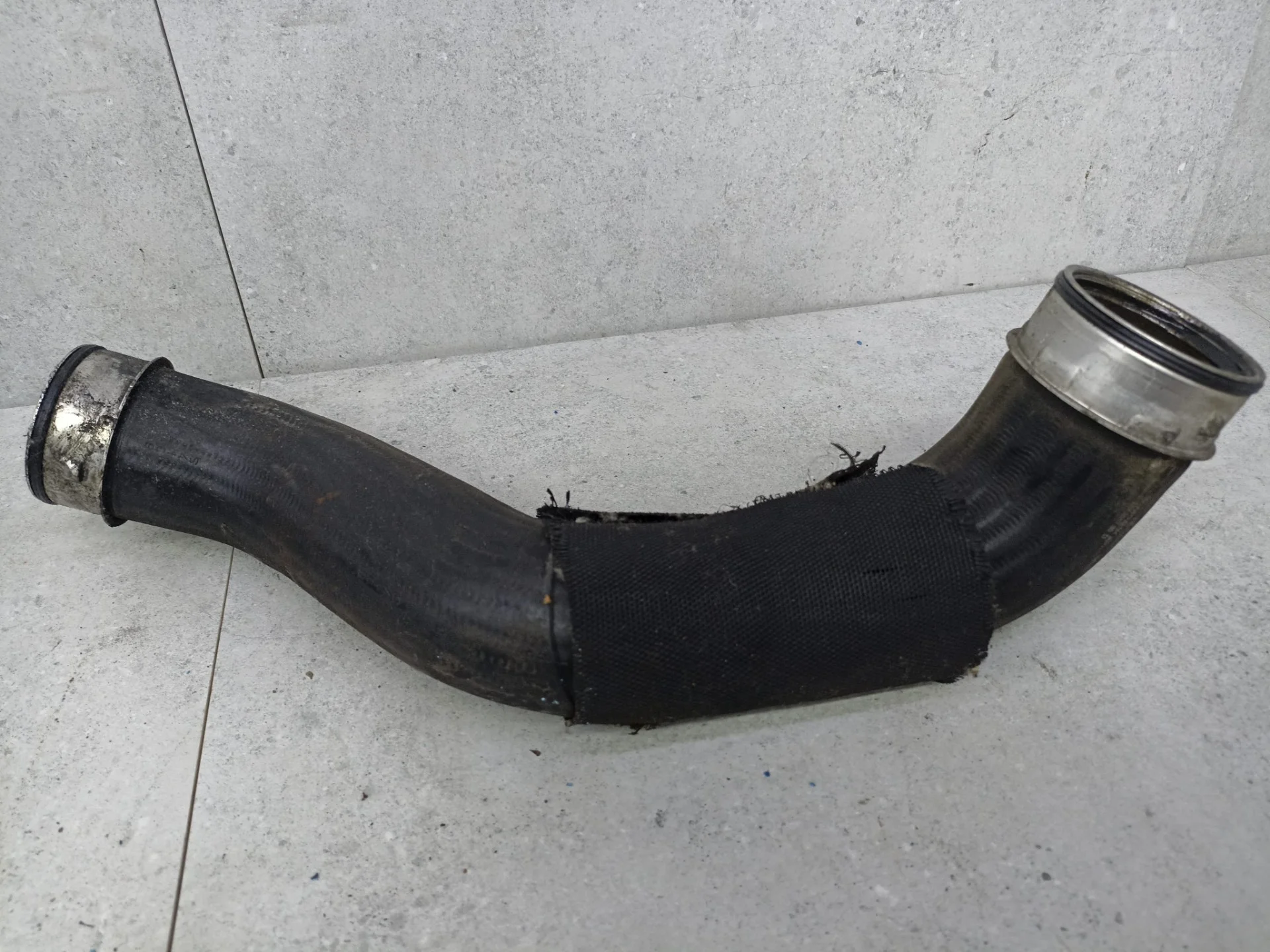 Патрубок интеркулера левый Mercedes-Benz E