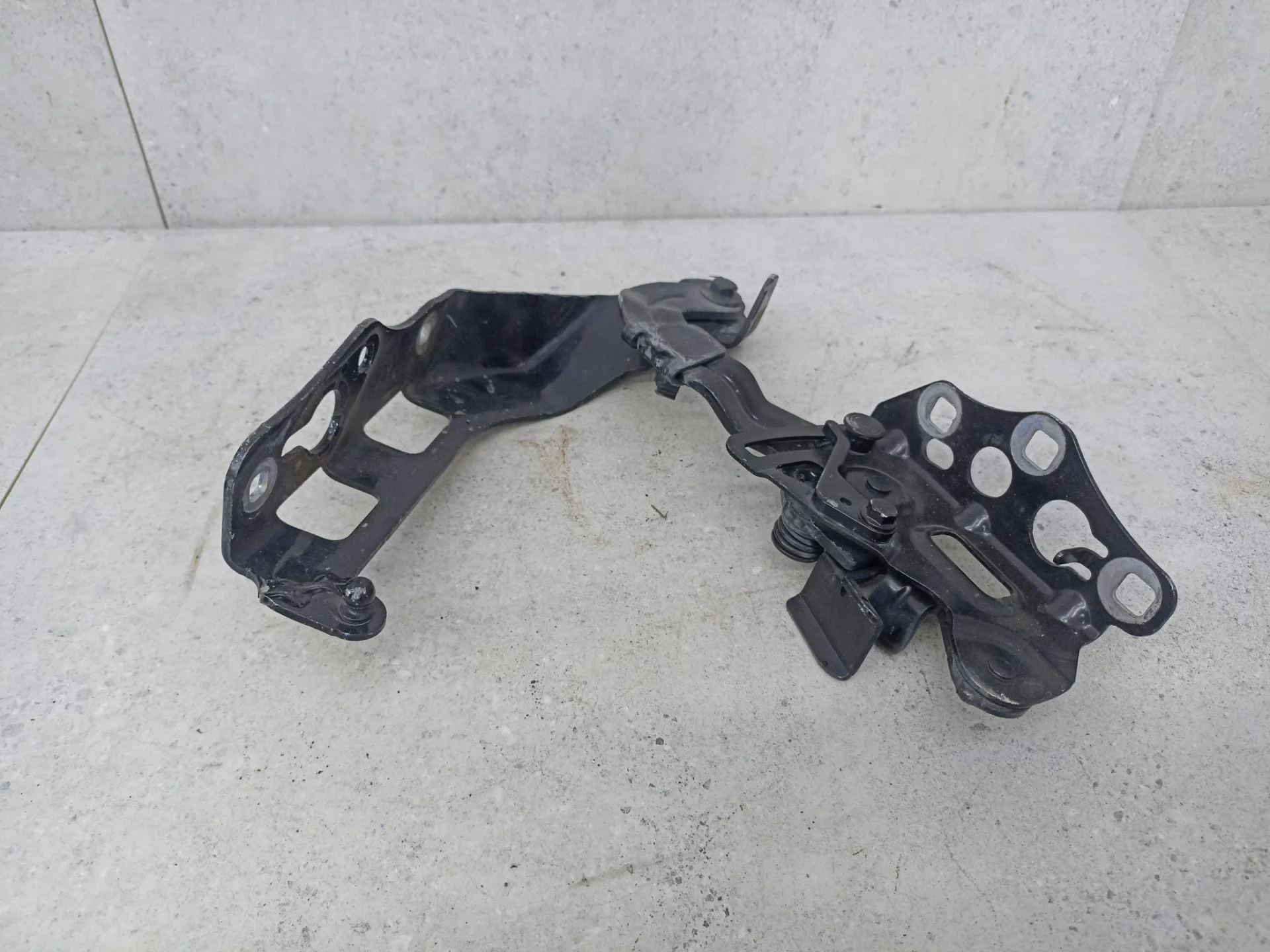 Петля капота левая Mercedes-Benz C W205 2018