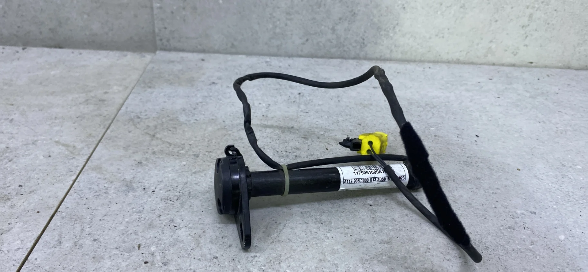 Пиропатрон петли капота Mercedes-Benz A W176 рест.