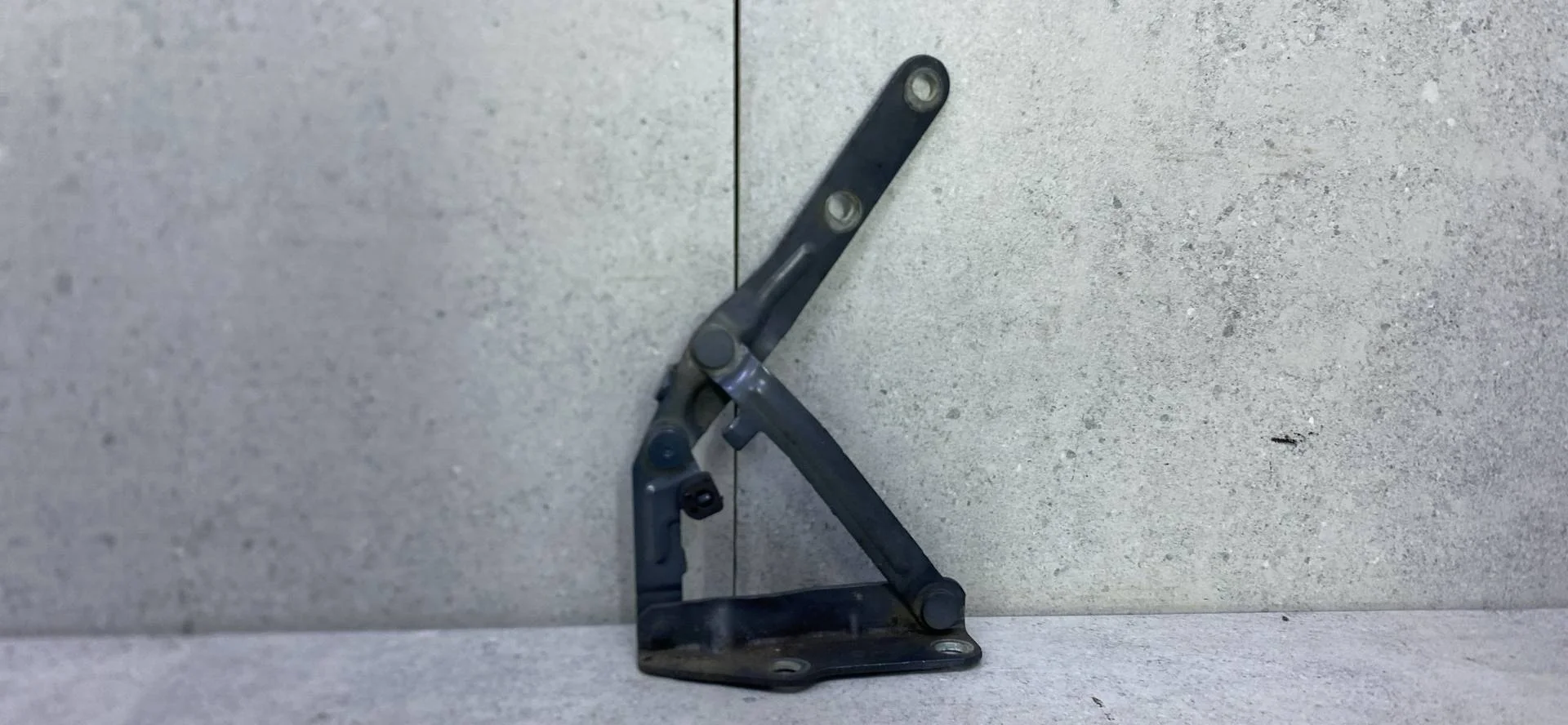 Петля капота левая Volkswagen Transporter T5