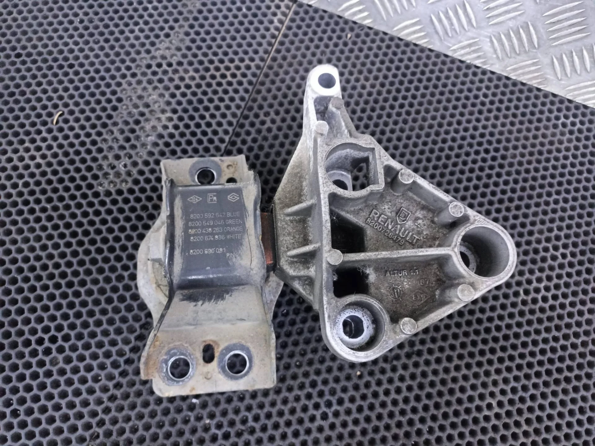 Подушка крепления двигателя передняя правая