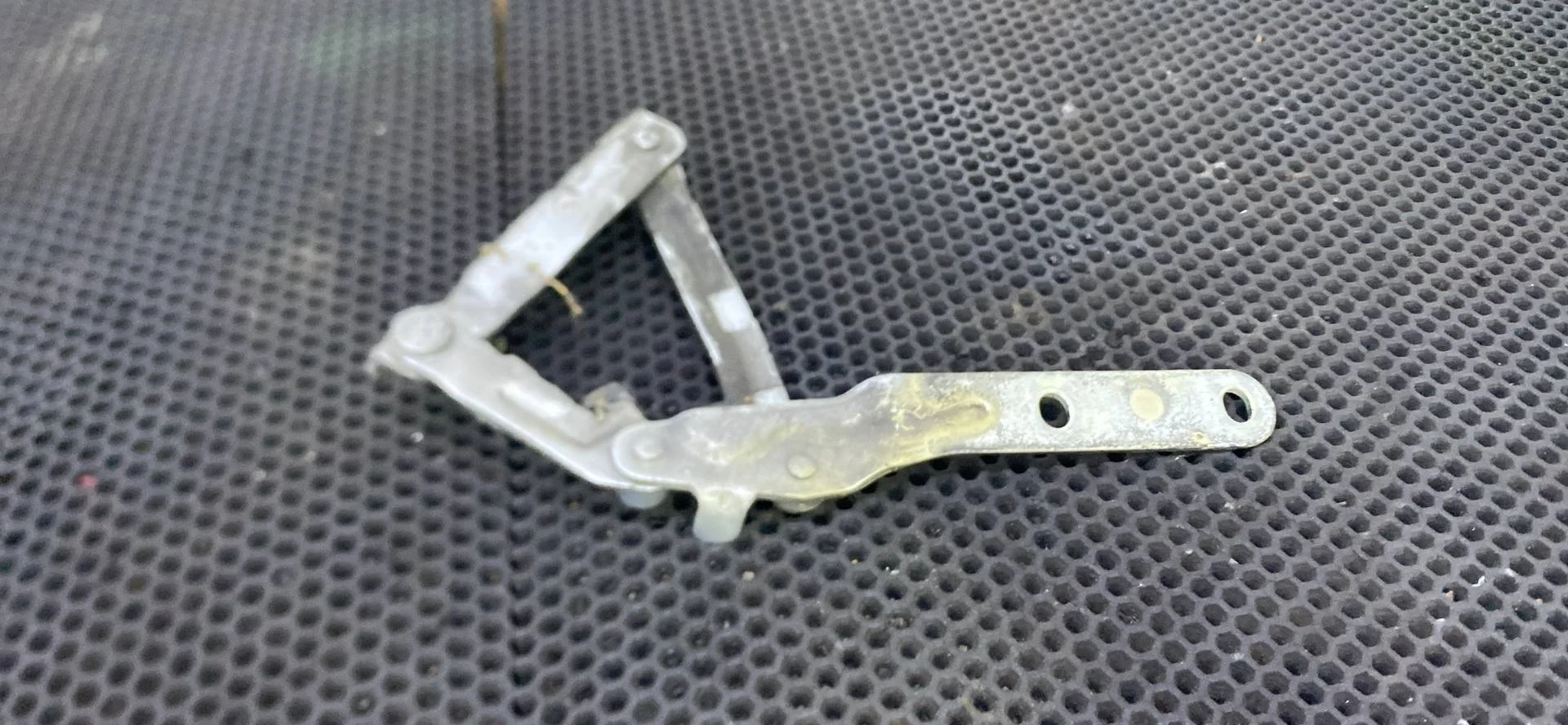 Петля капота левая Volkswagen Transporter T5