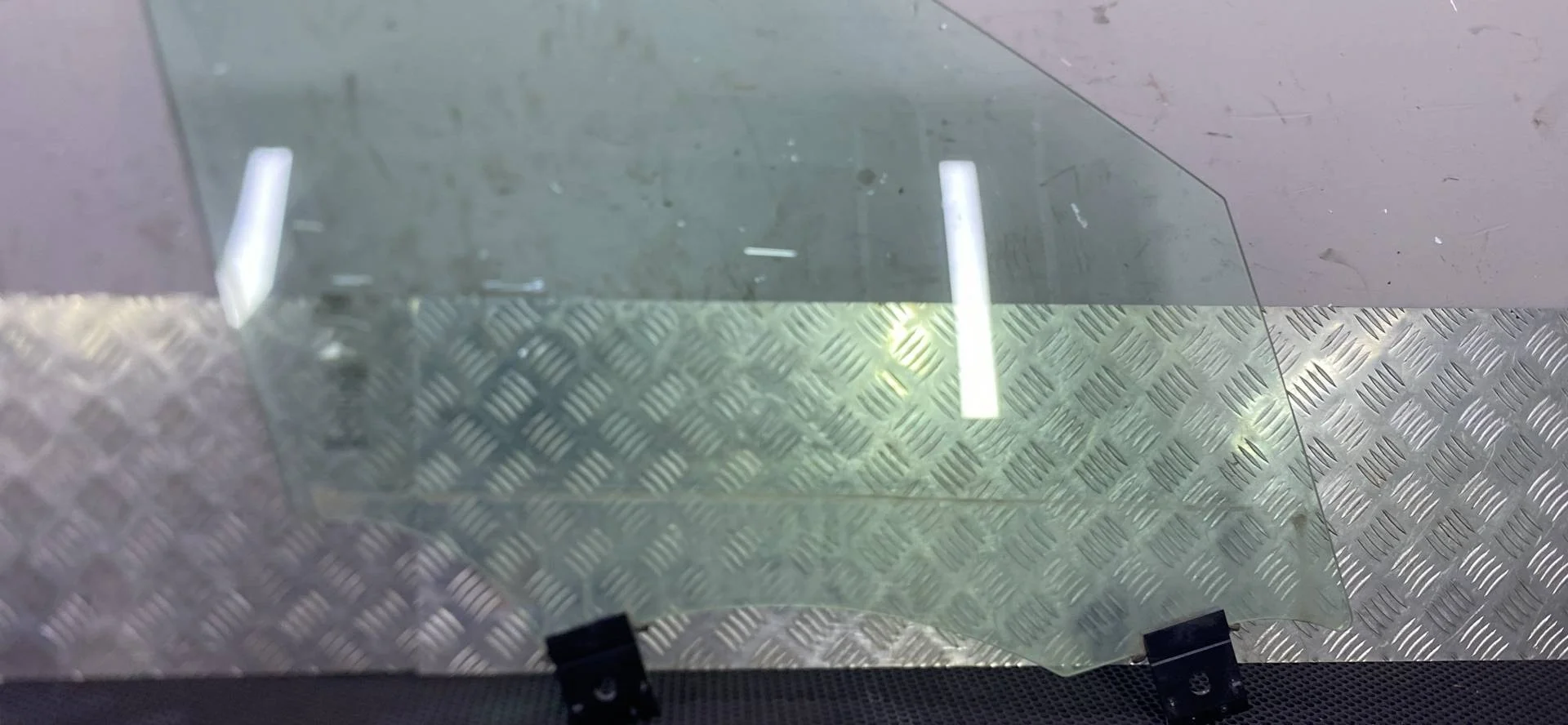 Стекло двери передней правой Land Rover рест.