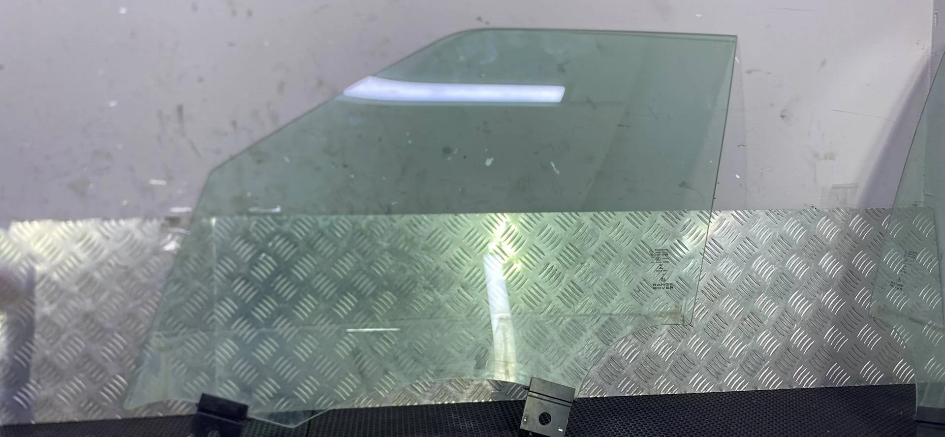 Стекло двери передней левой Land Rover рест.