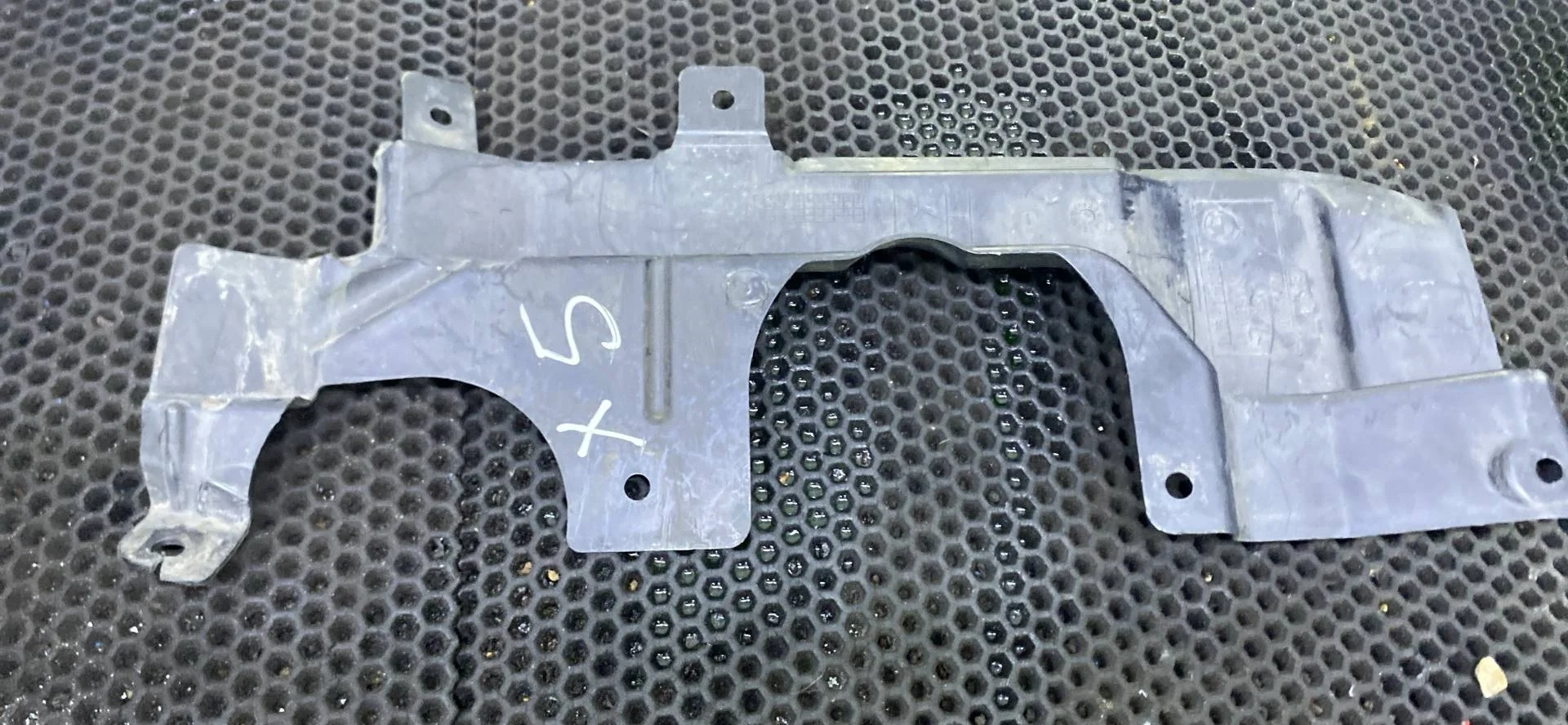 Кожух (защита) рулевого механизма правый BMW X5