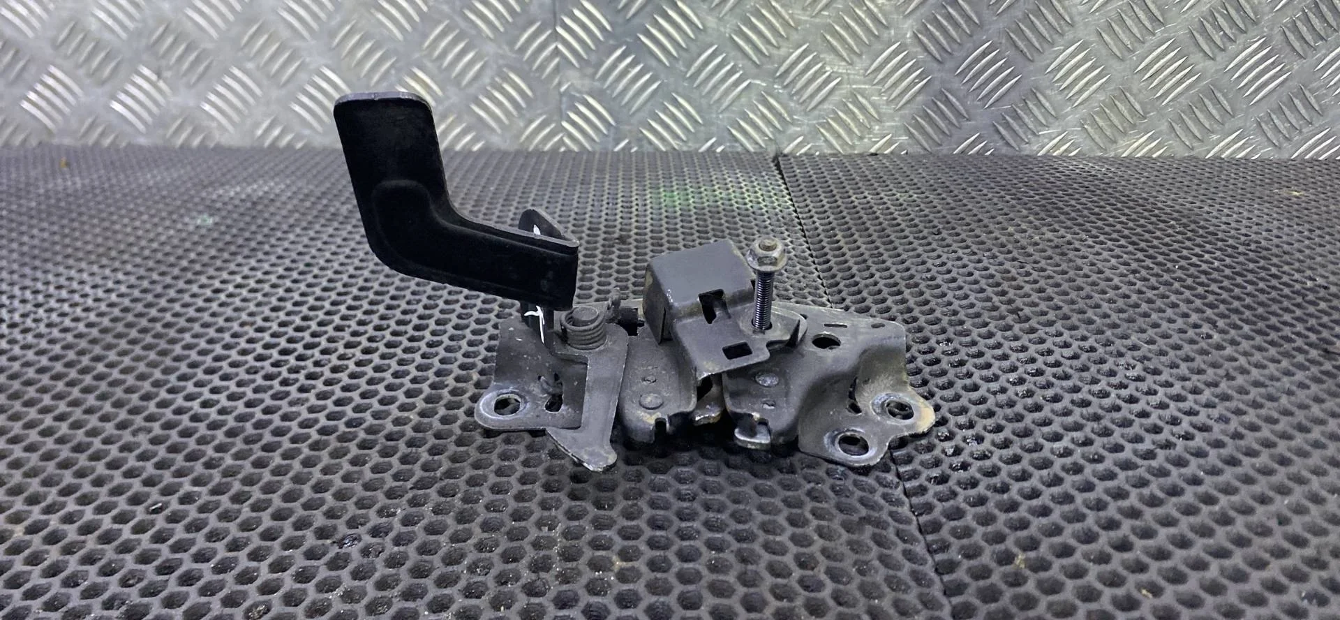 Замок капота Nissan Juke F15 (2010 - 2014)