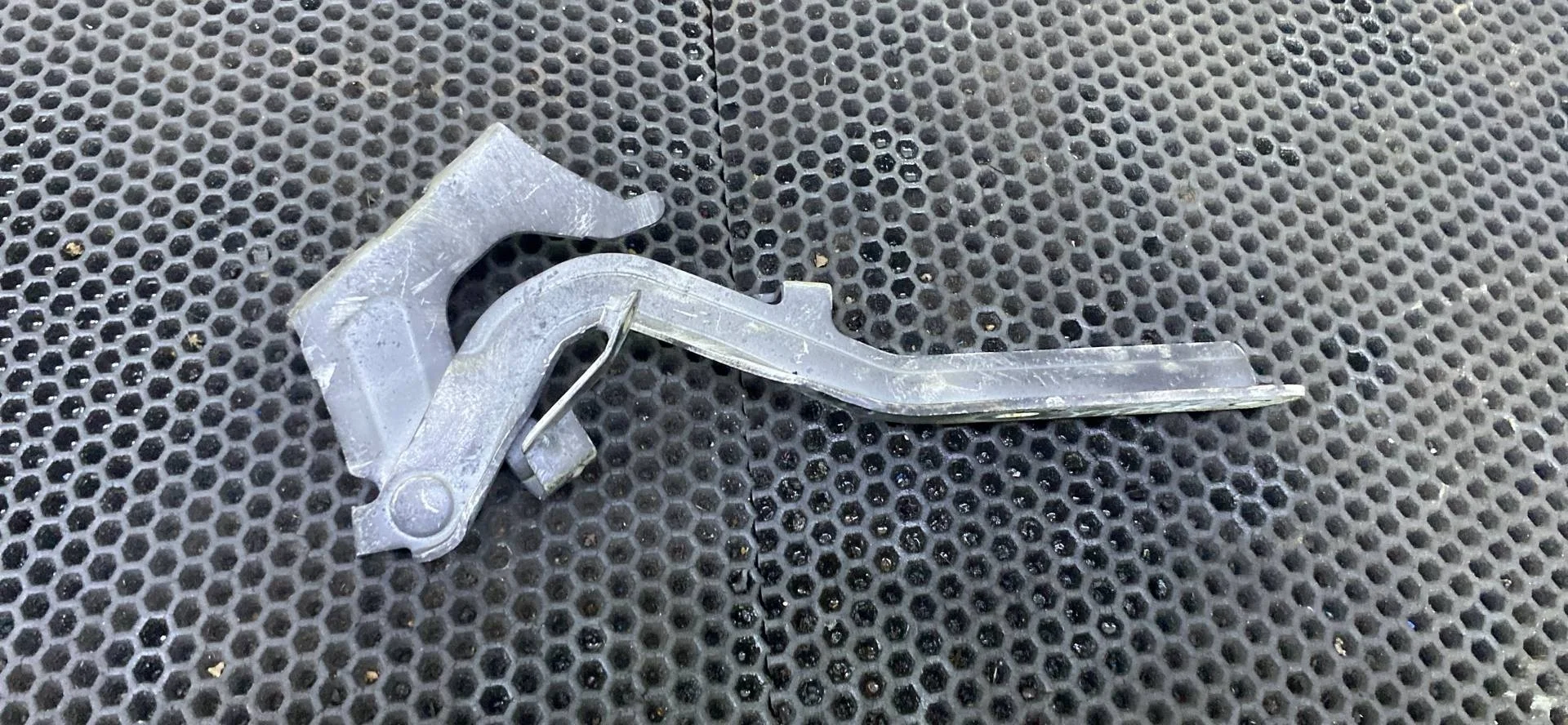 Петля капота правая Nissan Juke F15 2011