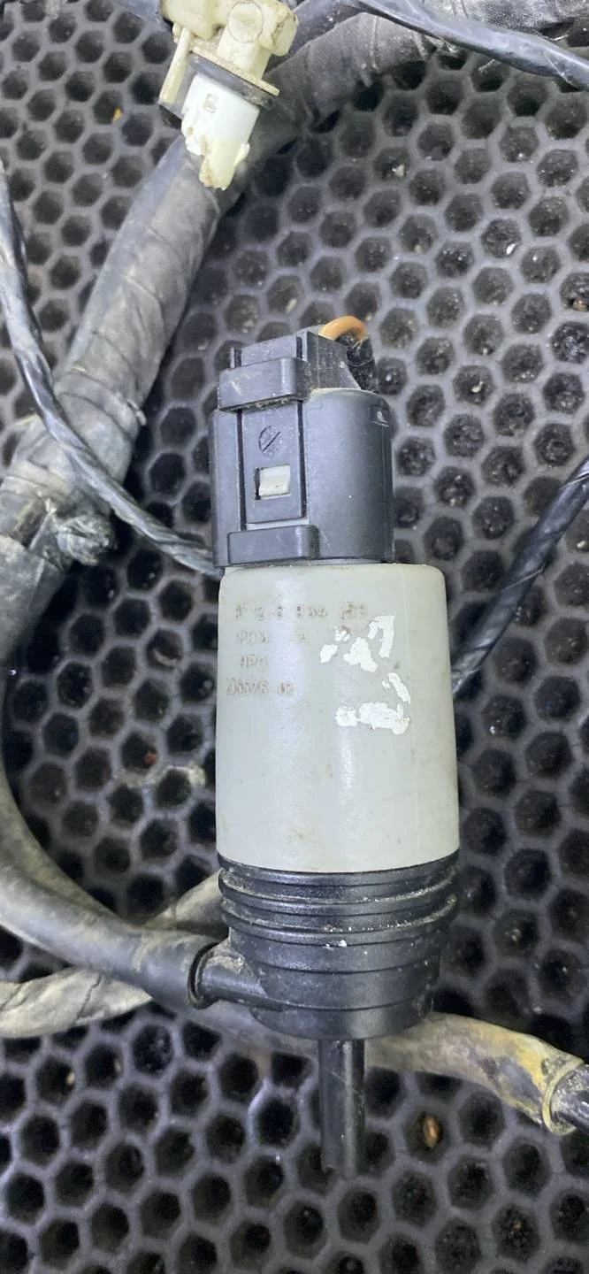 Насос (моторчик) омывателя стекла BMW 1 E87