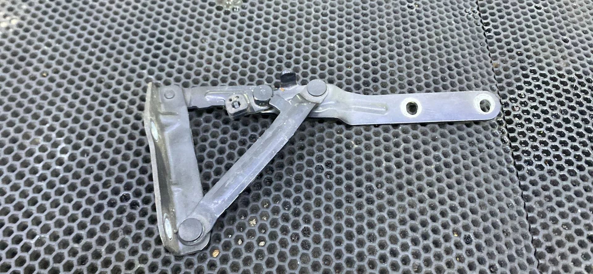 Петля капота левая Volkswagen Transporter T5