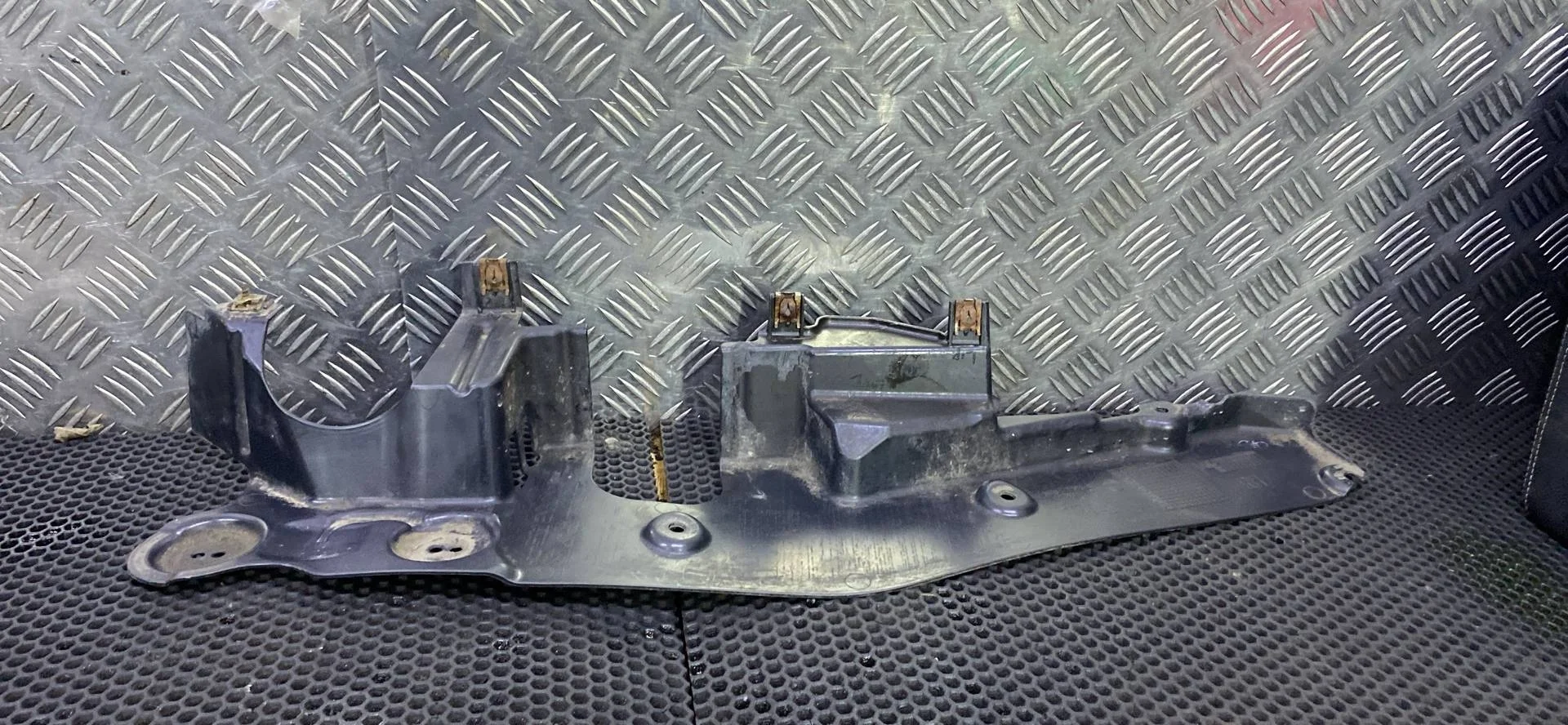 Кожух (защита) рулевого механизма BMW X5 F15