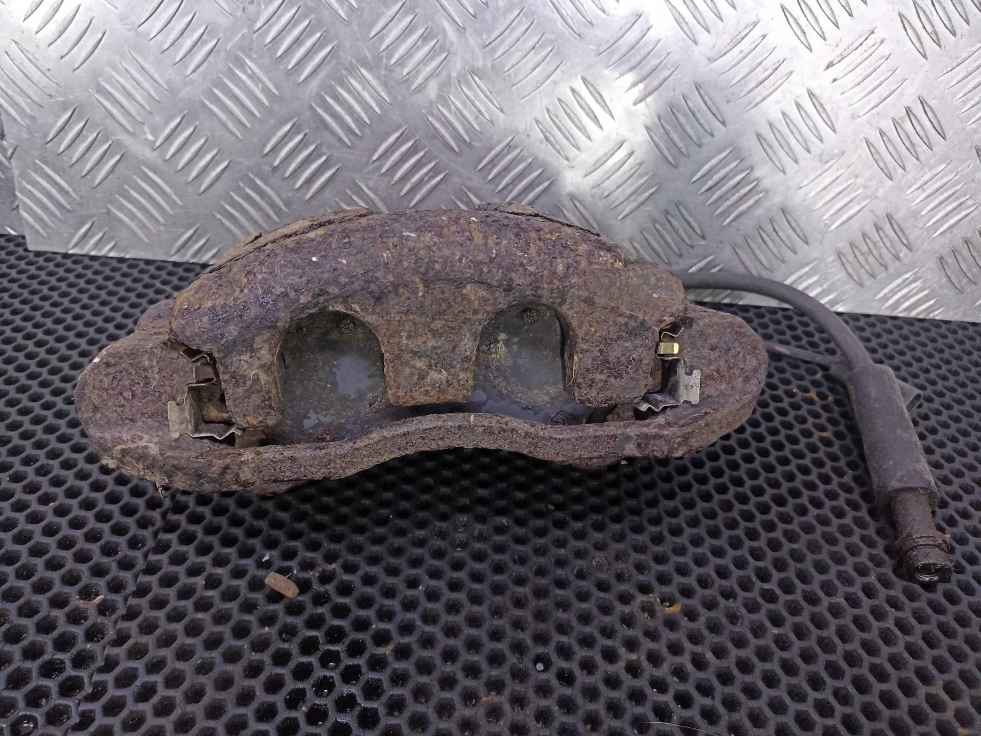 Суппорт тормозной передний левый Ford Transit 7