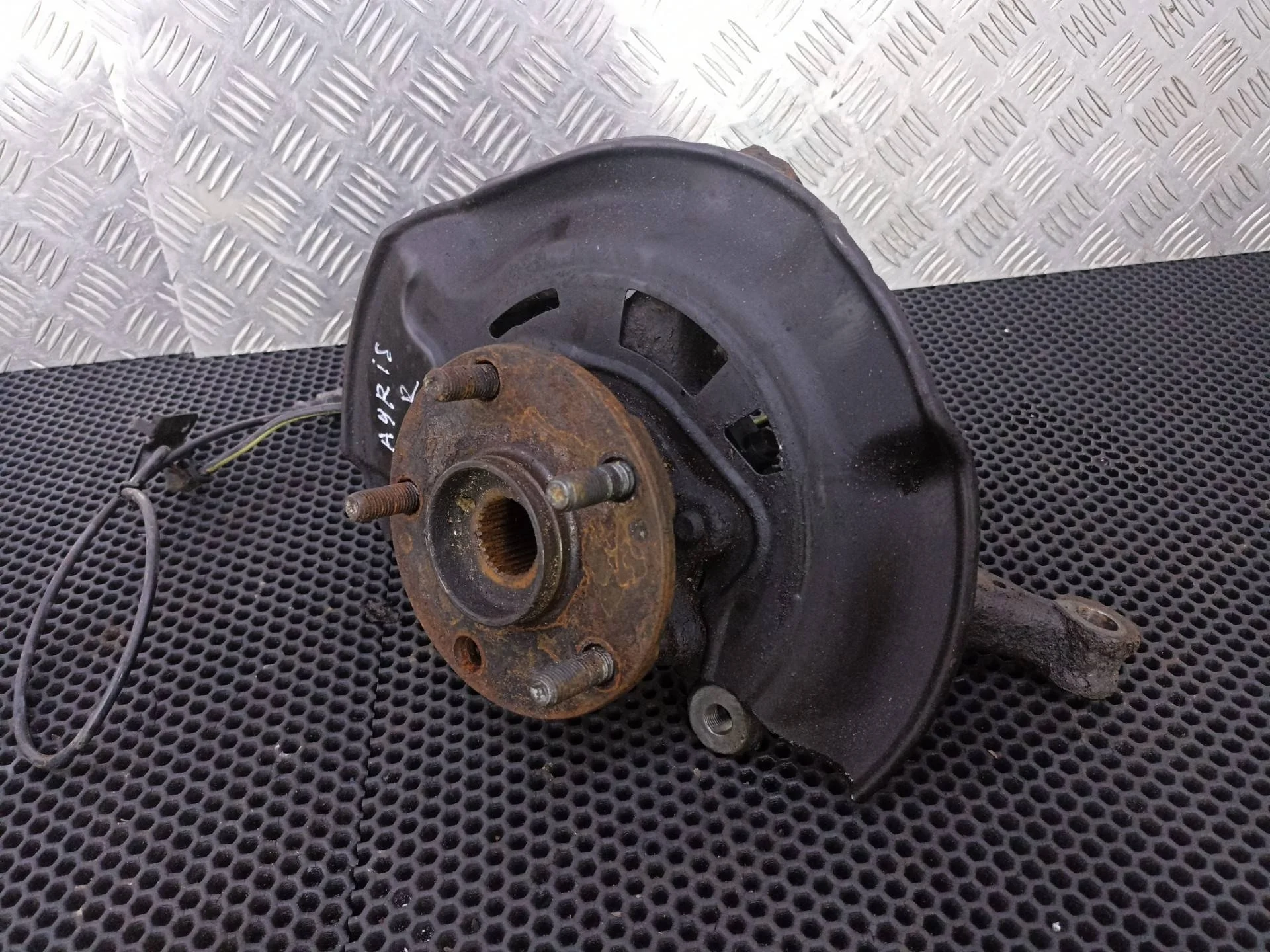 Кулак передний правый Toyota Auris E150 2008