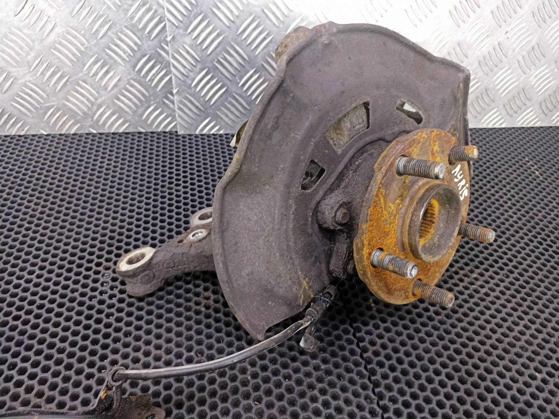 Кулак передний левый Toyota Auris E150 2008