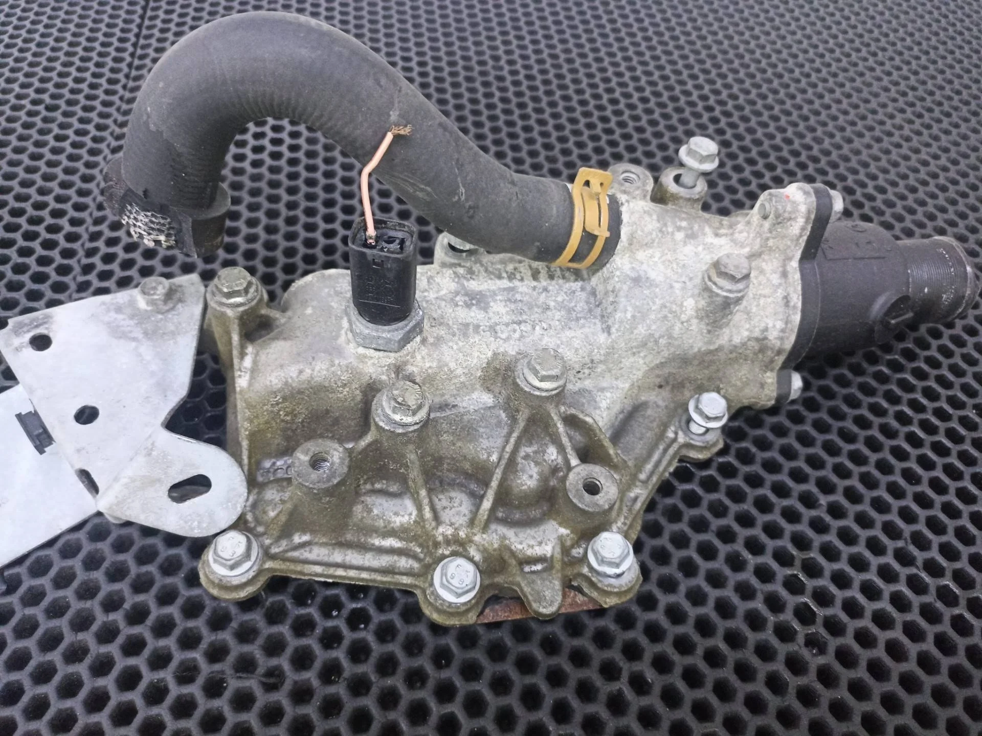 Корпус термостата Lada Largus 2015 7700600514