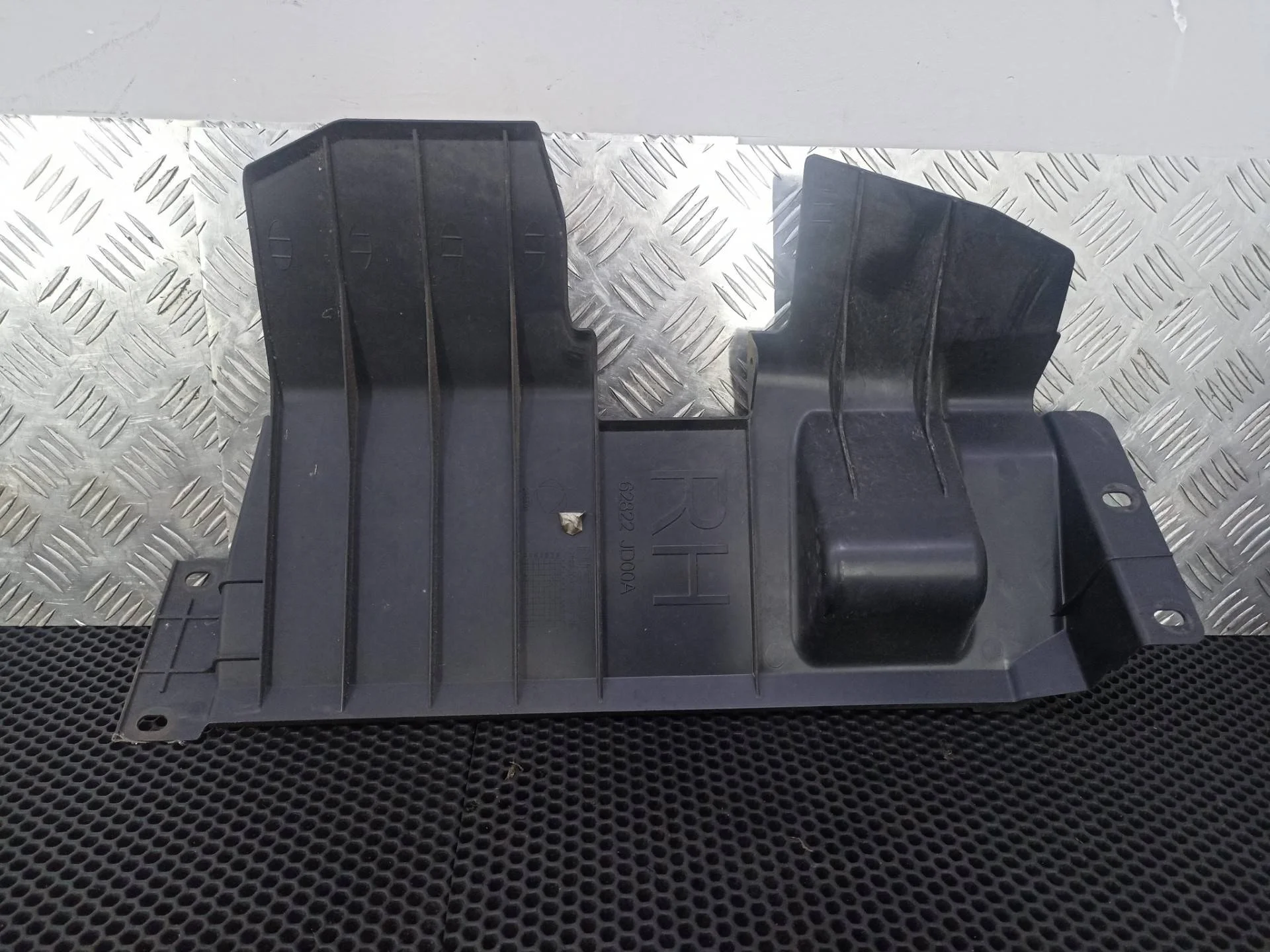 Воздуховод (дефлектор) радиатора правый Nissan J10