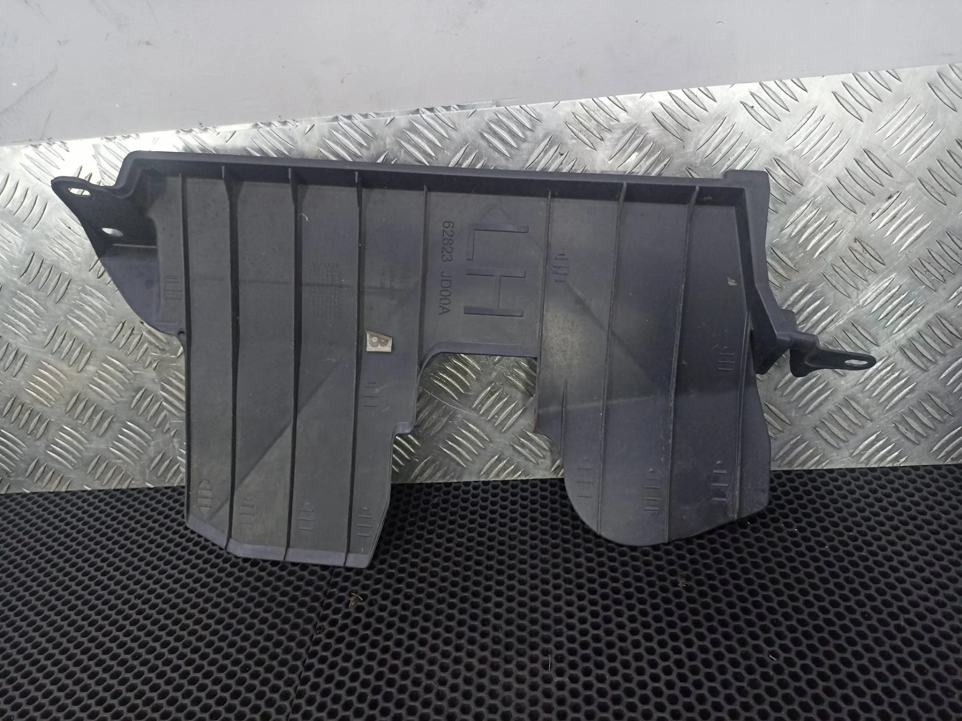 Воздуховод (дефлектор) радиатора левый Nissan J10