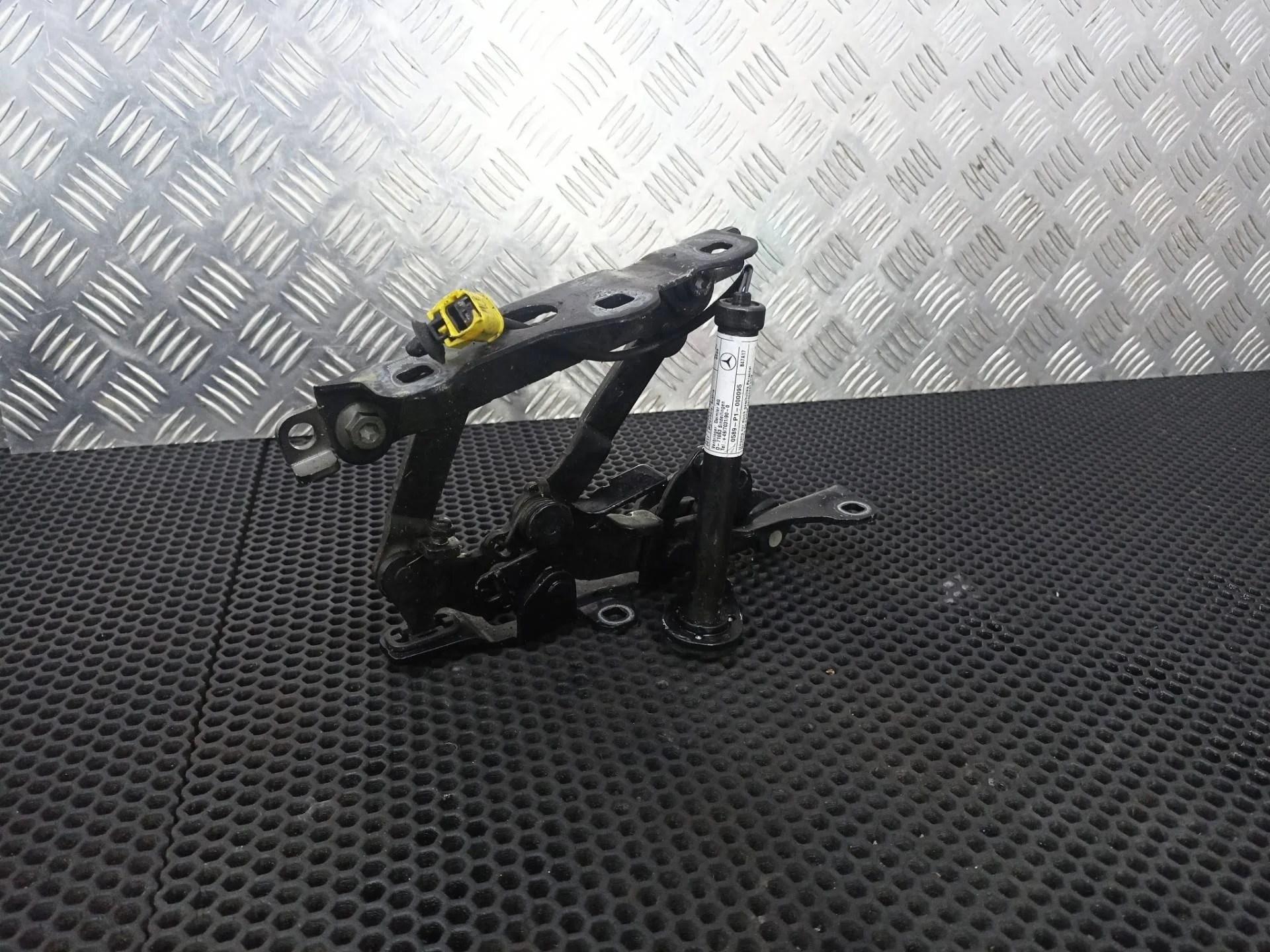 Петля капота левая Mercedes-Benz S W222 рест. 2017