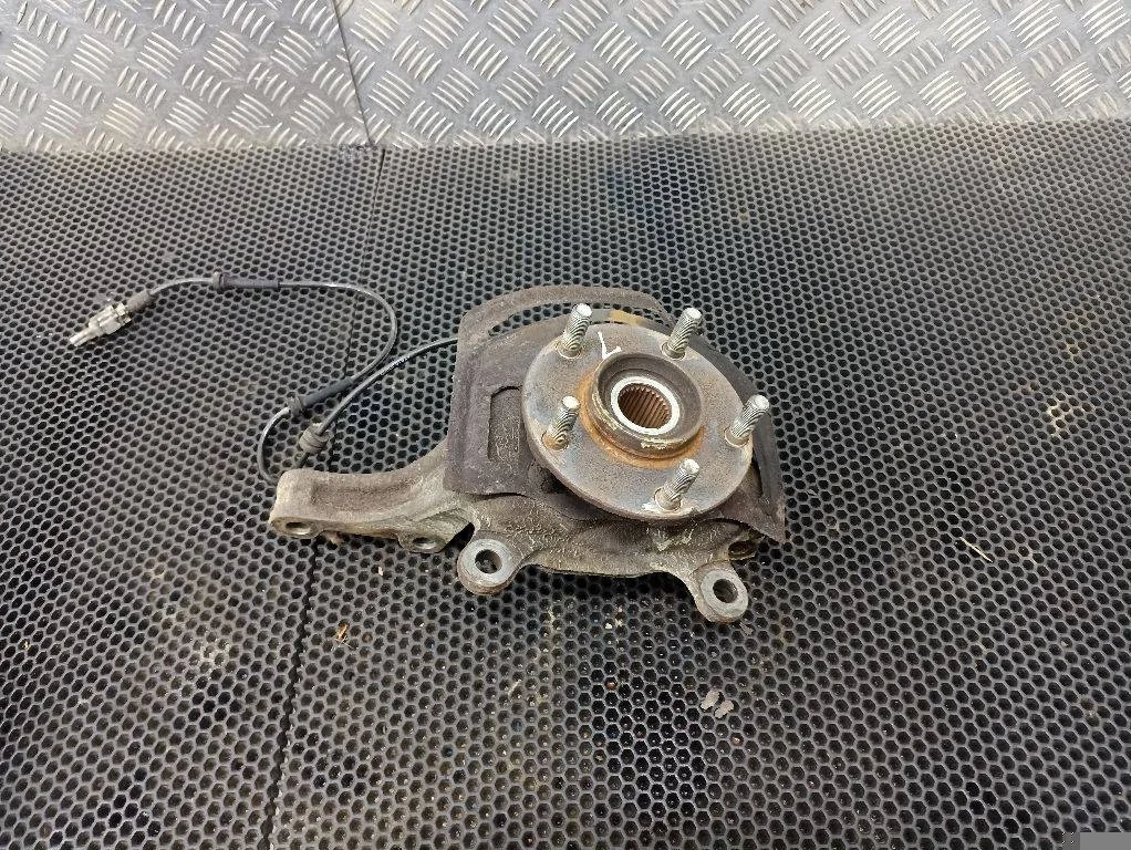 Кулак левый Nissan Qashqai J10 2009 40015JD040