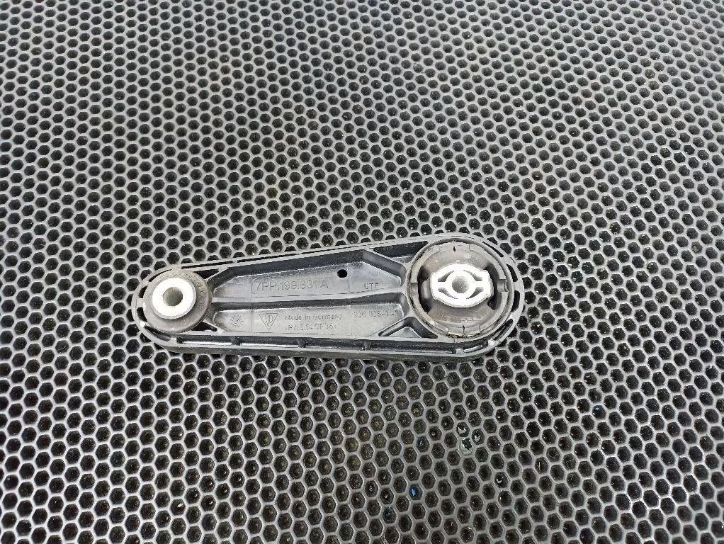 Подушка крепления двигателя Volkswagen Touareg 2