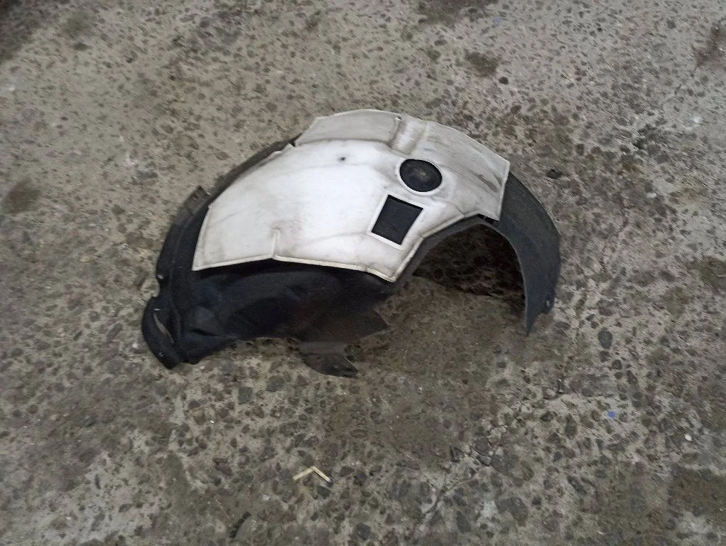 Подкрылок передний левый Land Rover 2 LR061349