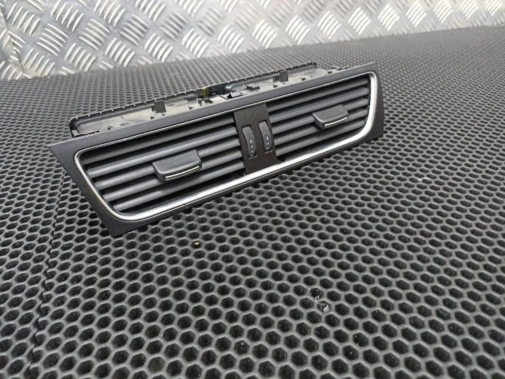 Дефлектор обдува салона Audi A4 B8 2010 8T1820951B