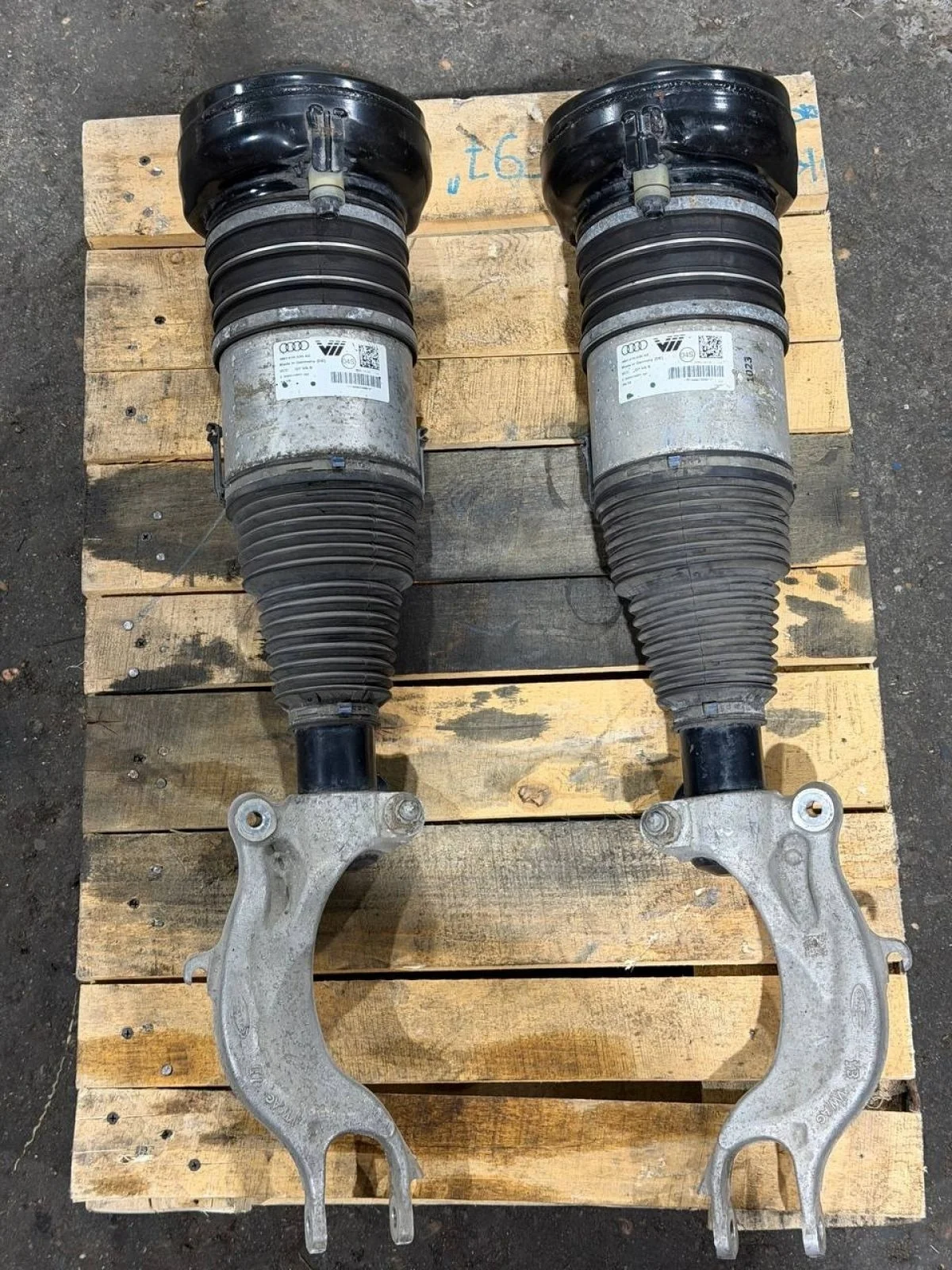 Передние стойки амортизатора Audi SQ7 Bentley