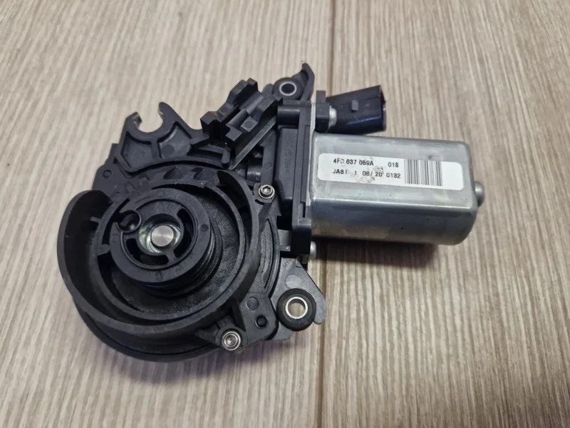 Моторчик доводчика двери Porsche Cayenne 3 2017- PO536