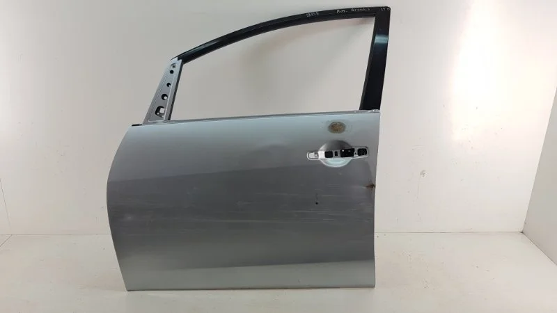 Дверь Mitsubishi Grandis 2004-2010