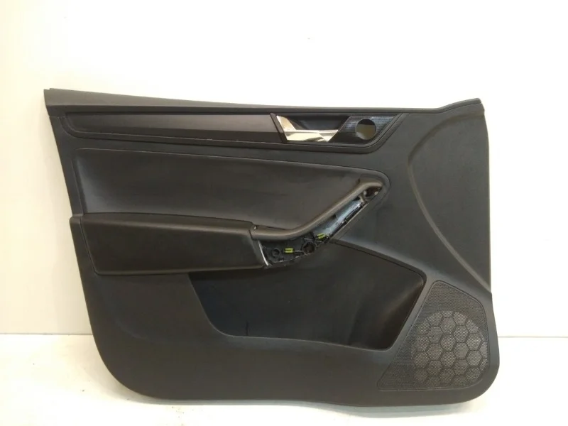 Обшивка двери Skoda Rapid 2012-2019