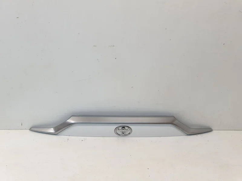 Накладка крышки багажника Toyota Rav4 2019- 50