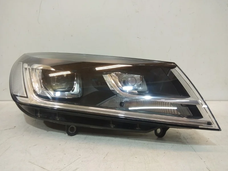 Фара Volkswagen Touareg 2015-2017