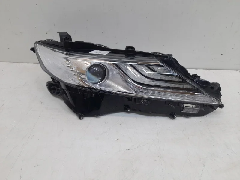 Фара Toyota Camry 2018-2020 70