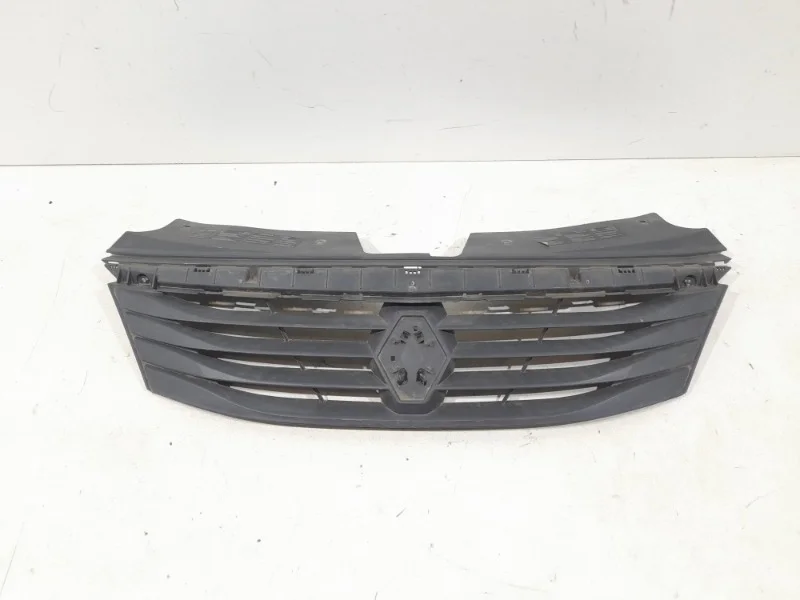 Решетка радиатора Renault Logan 2010-